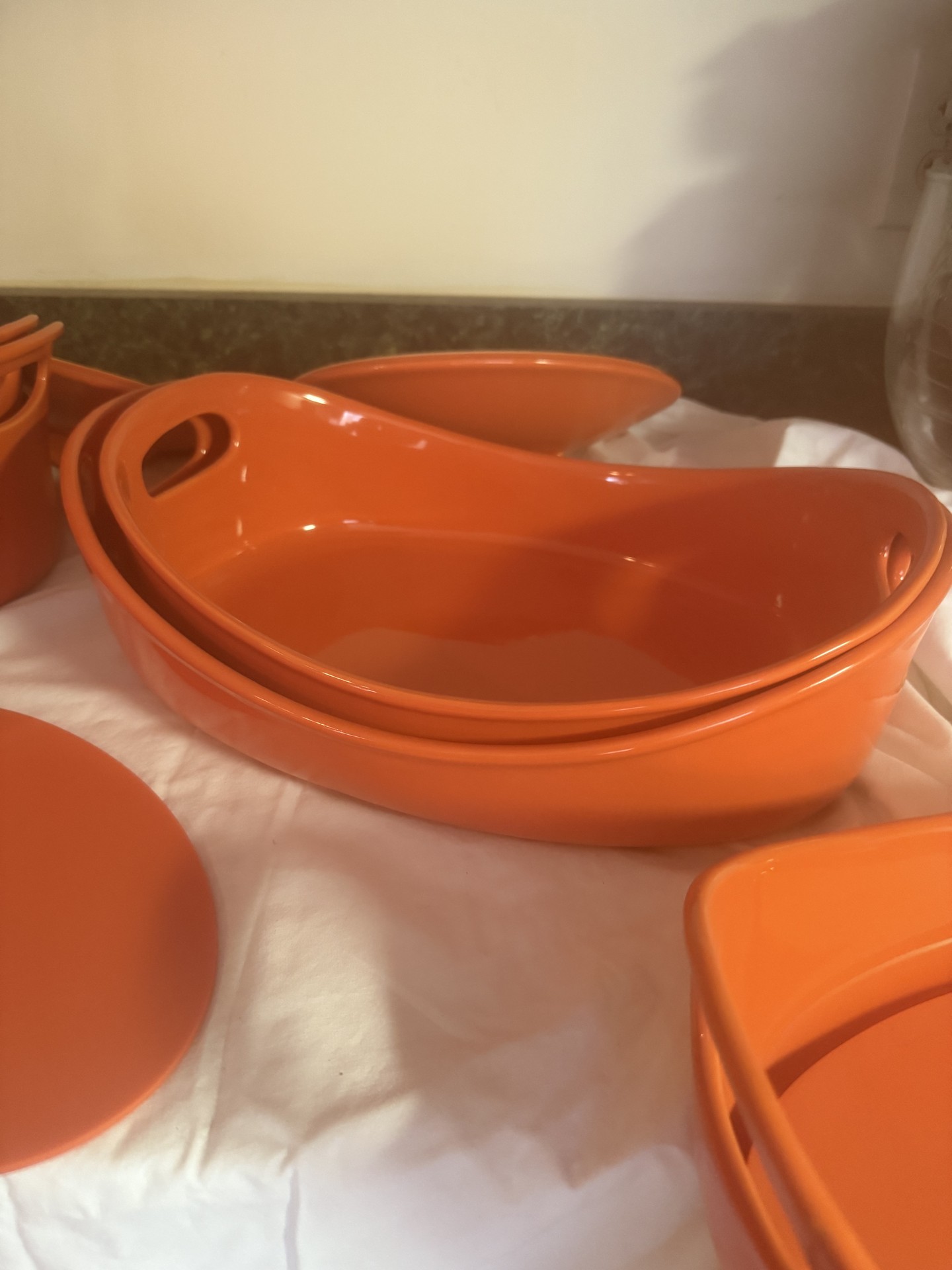 Rachel Ray Orange ceramic bakeware set with lids and a yellow rectangular baking dish - image 4 of 8