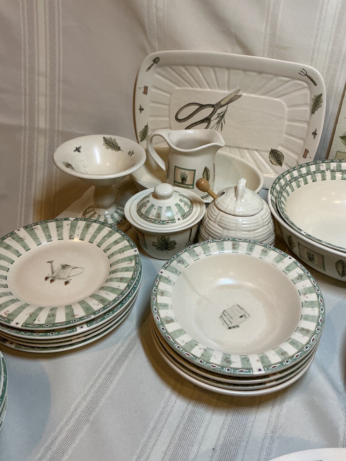 Pfaltzgraff Naturewood Pattern Dinnerware Set with Serving Pieces and table linens - image 6 of 9