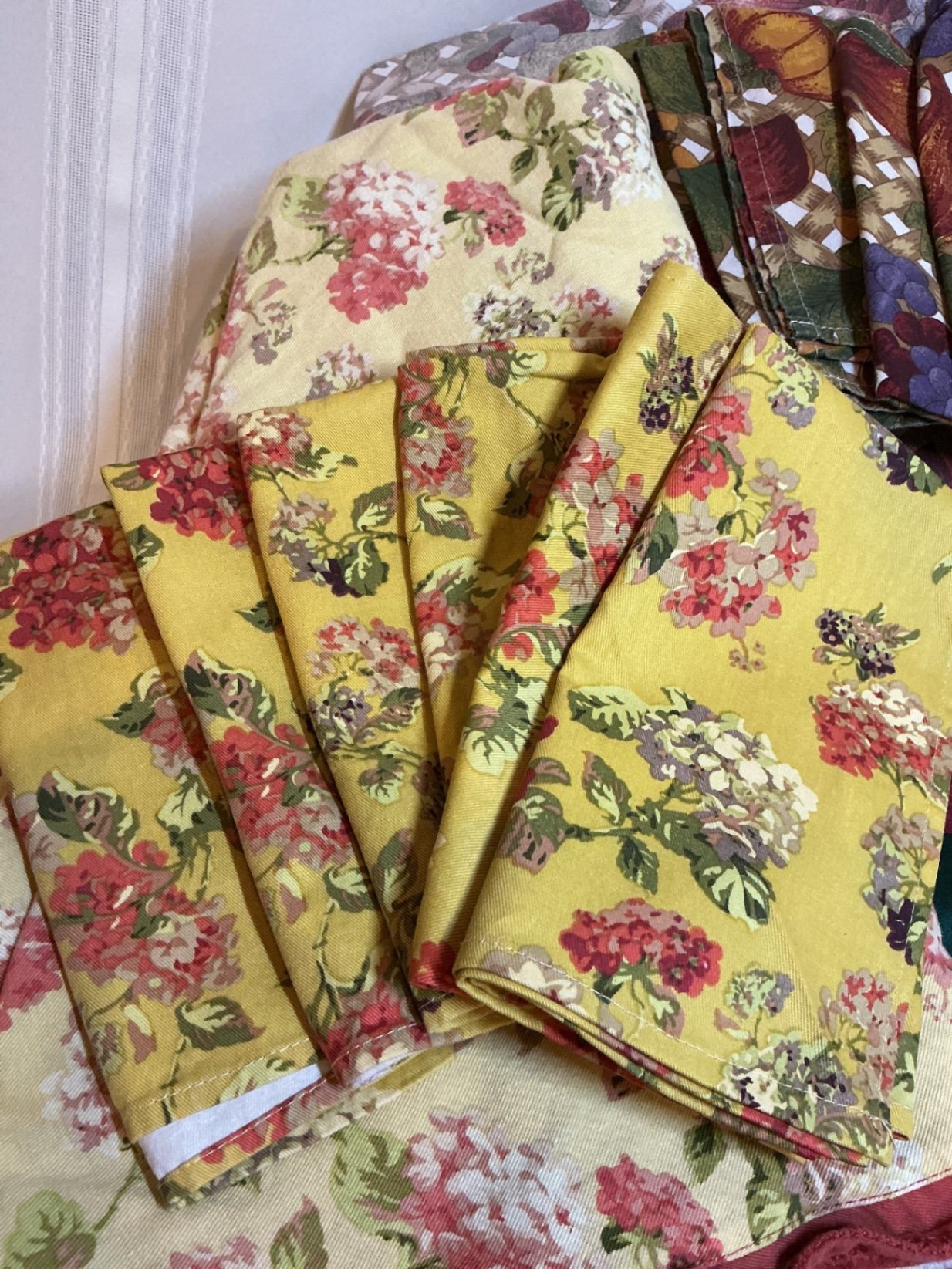 Table linens - image 2 of 8