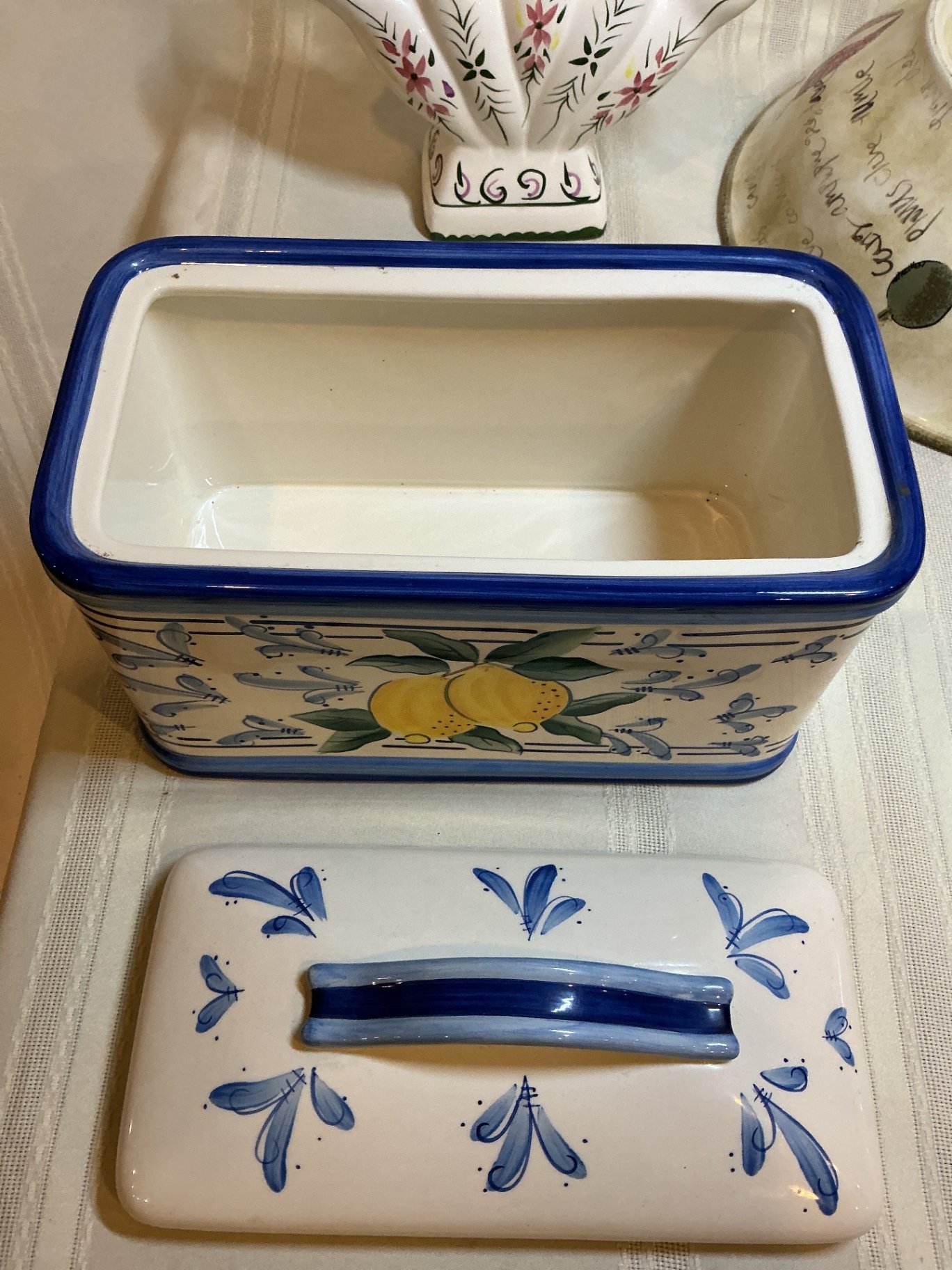 Assorted ceramic kitchenware and decorative ceramics - image 6 of 9