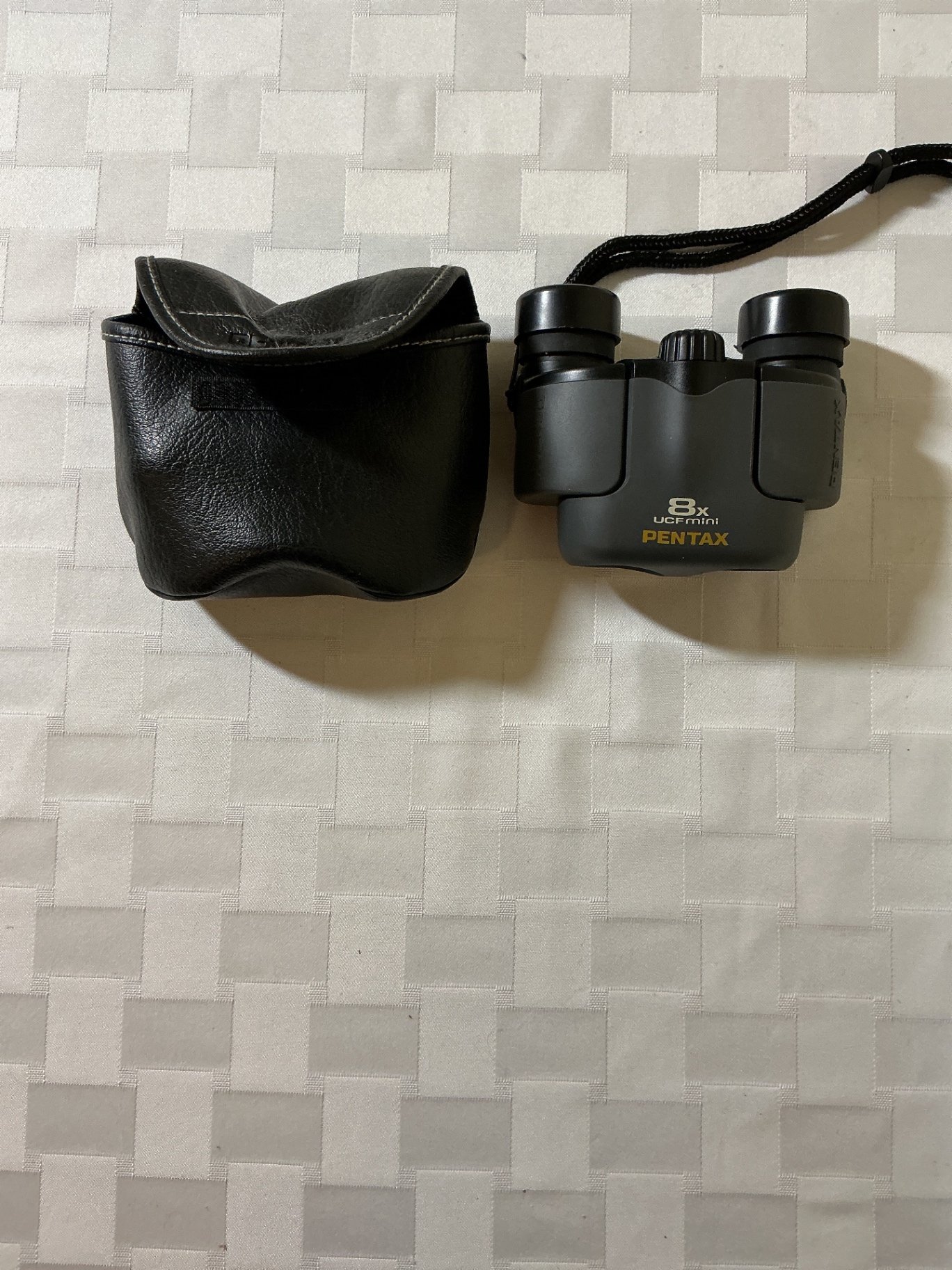 Bird-themed decor, wildlife books and binoculars - image 5 of 5