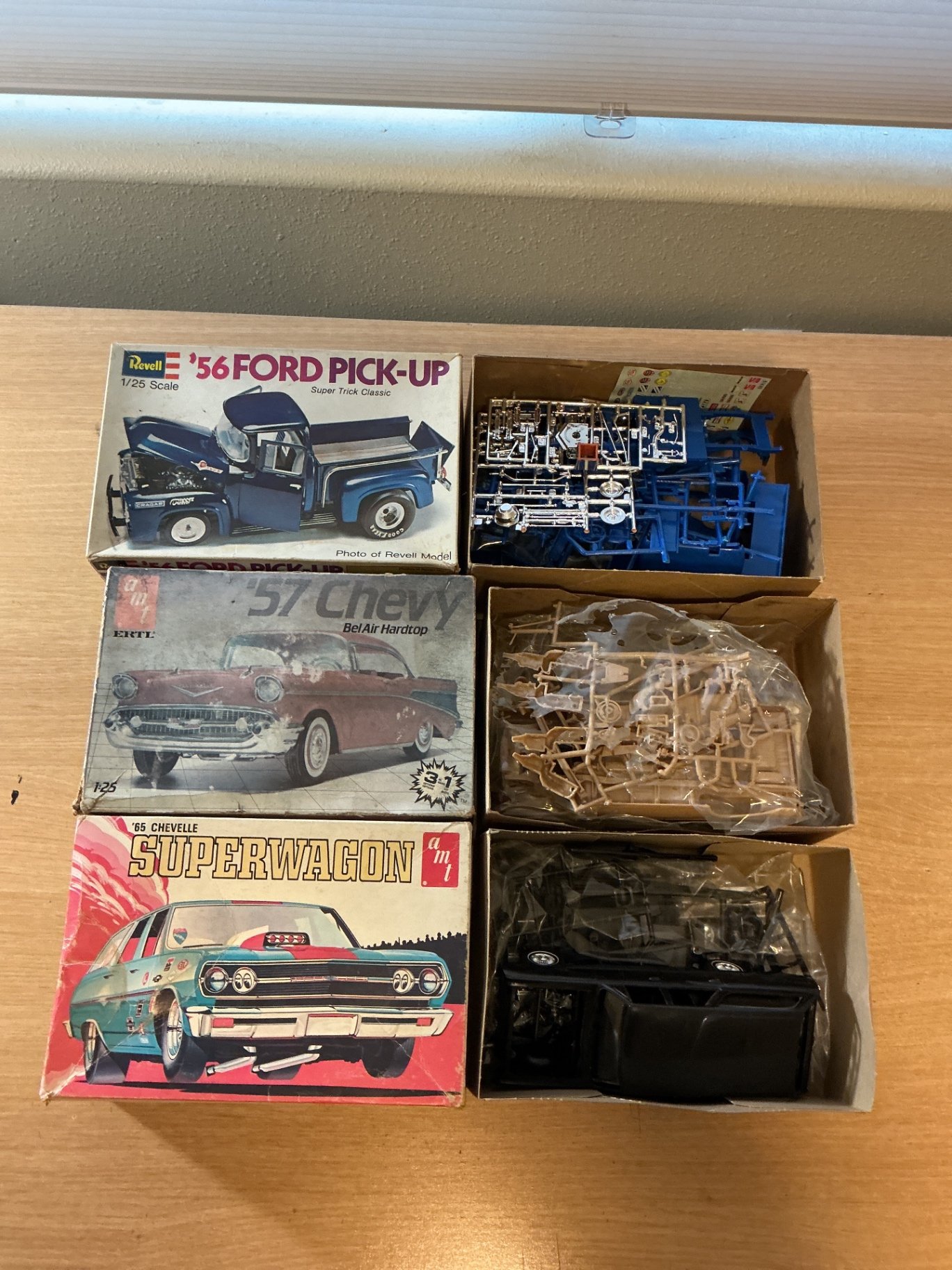 Assorted vintage scale-model car kits and die-cast cars - image 9 of 16