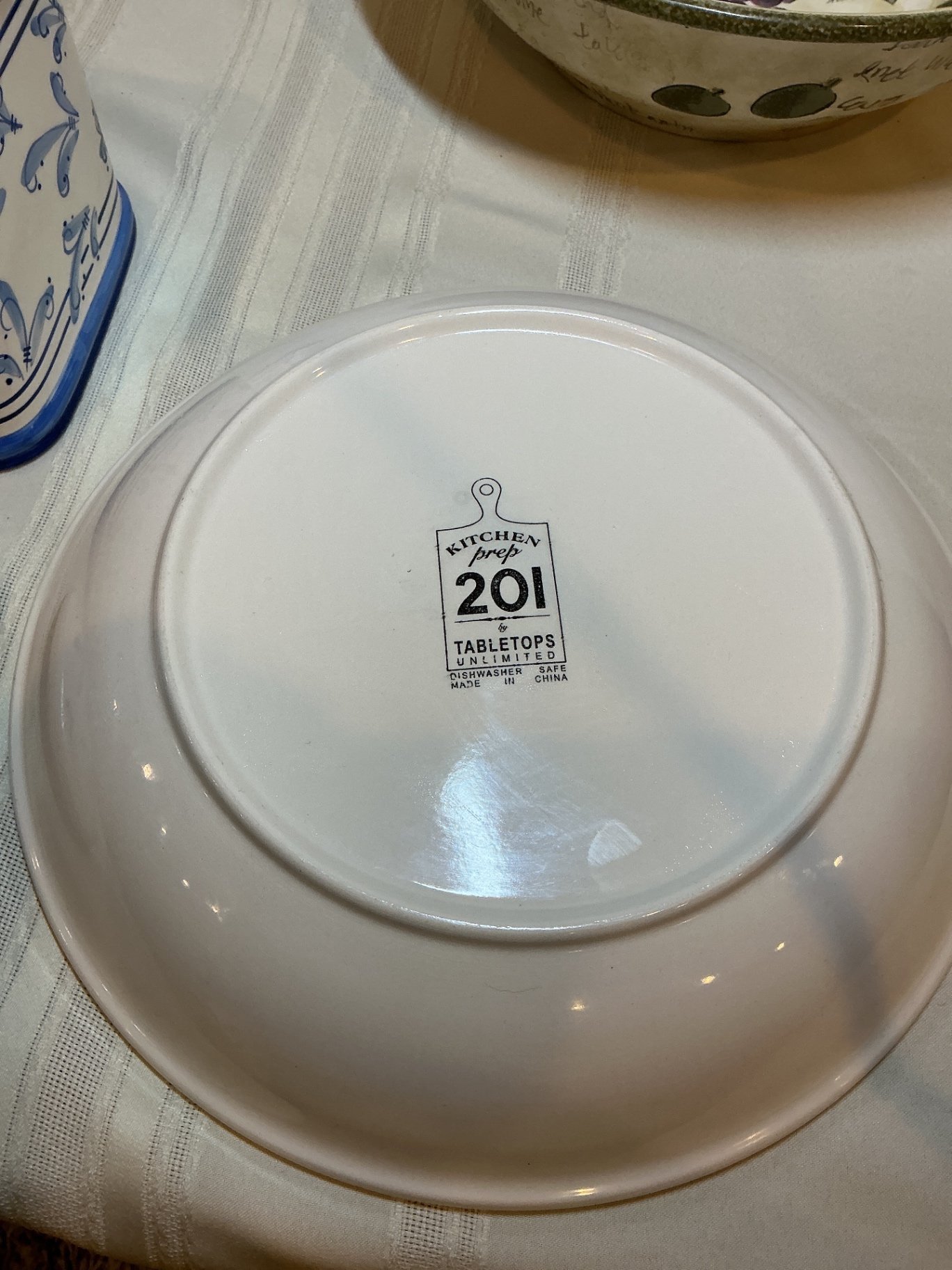 Assorted ceramic kitchenware and decorative ceramics - image 3 of 9