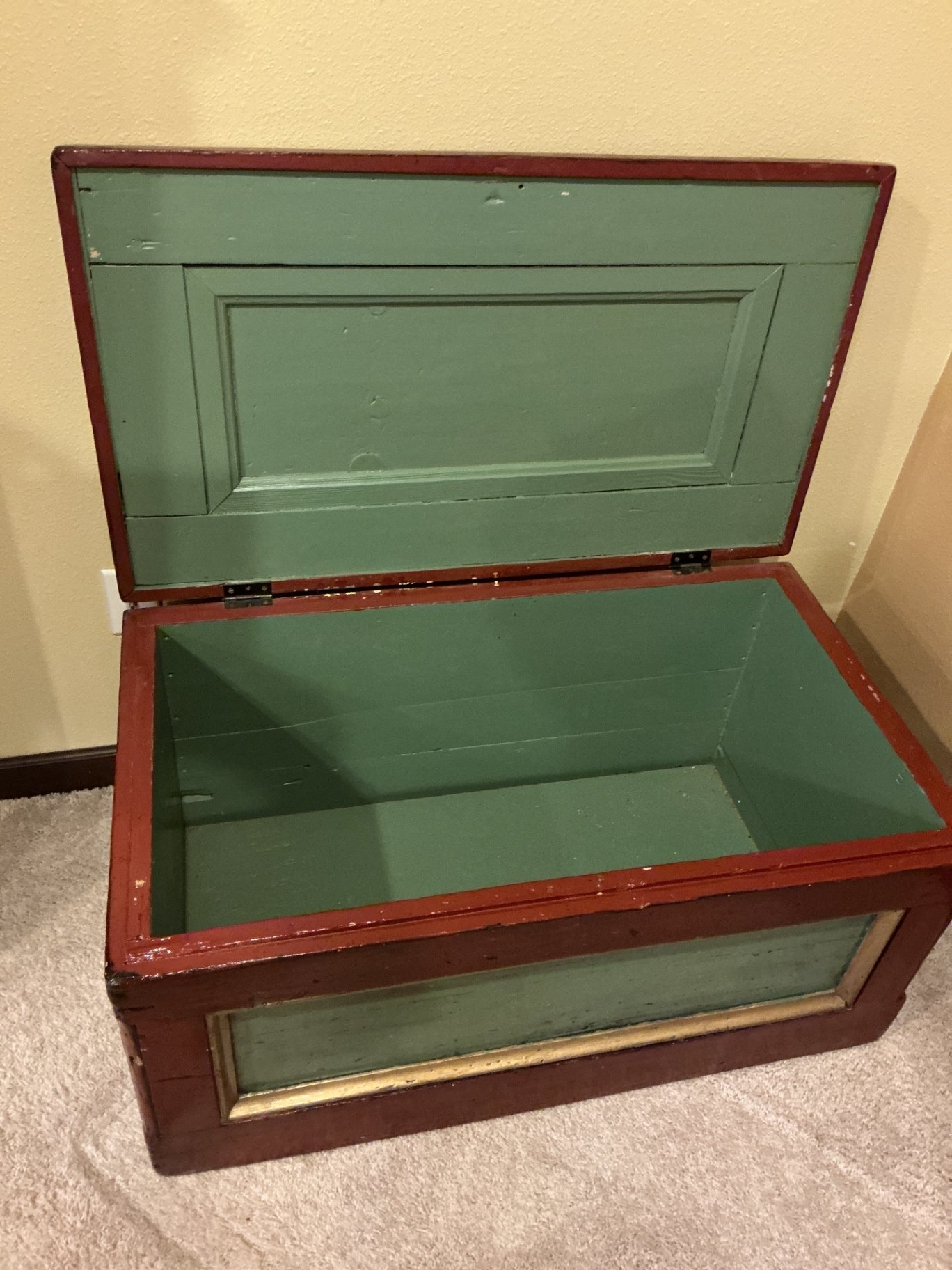 Wooden storage trunk with green paneling - image 5 of 6