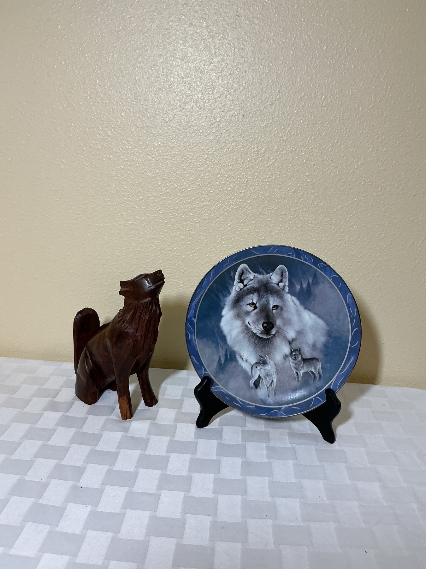 Animal Figurines and Wolf Plate Decor - image 2 of 8