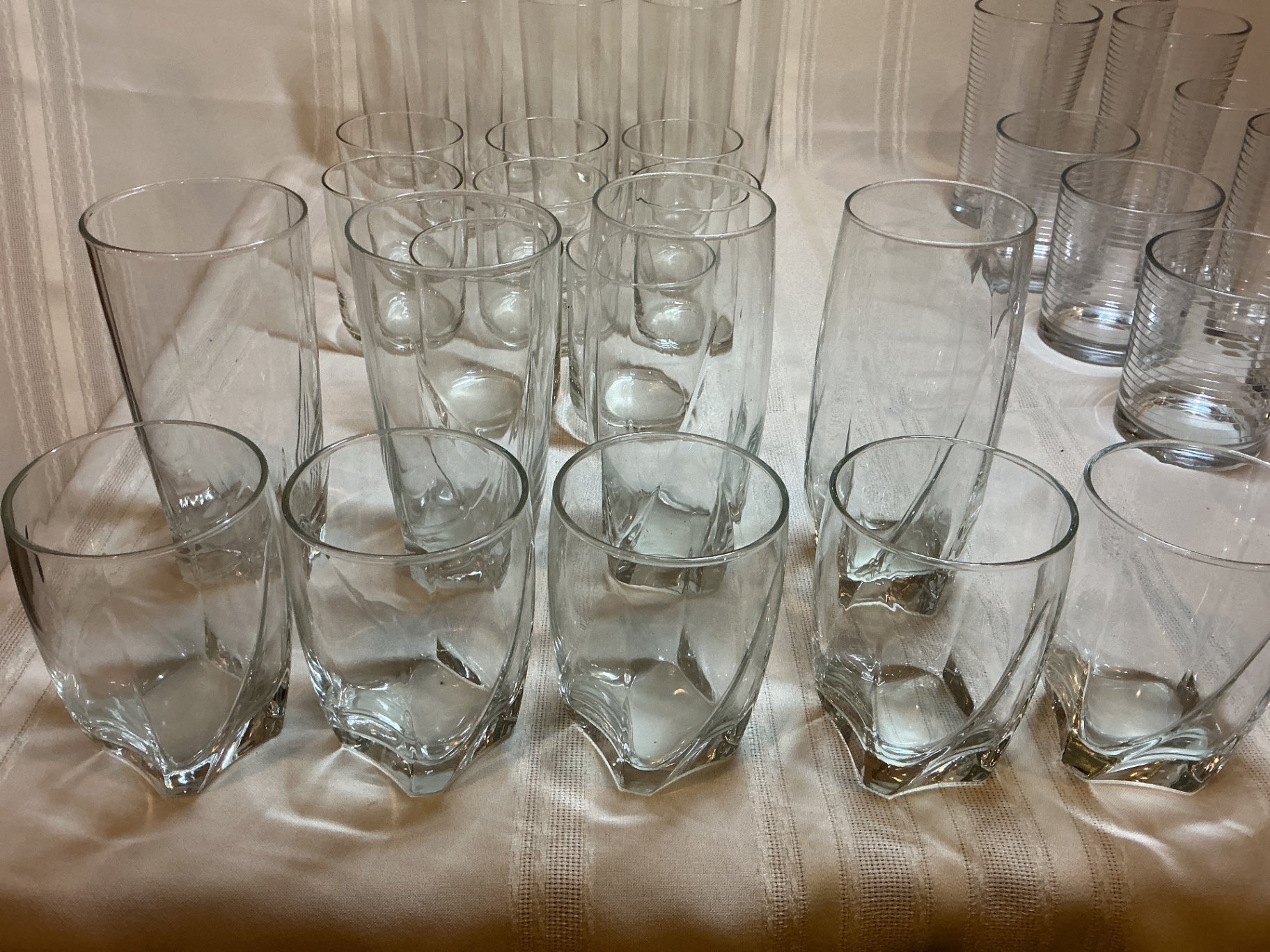 Assorted glassware: drinking glasses - image 2 of 5