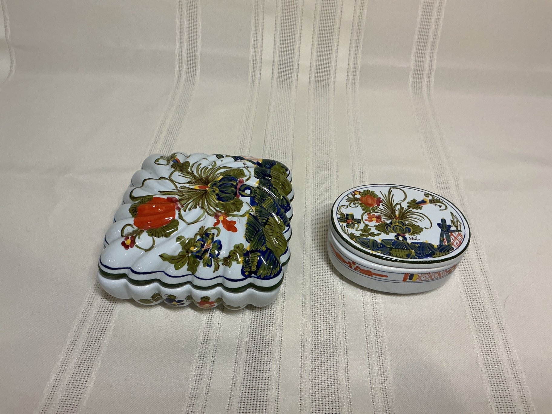 BIORDI Italian Majolica Lidded Tureen with Matching Decorative Boxes - image 3 of 5