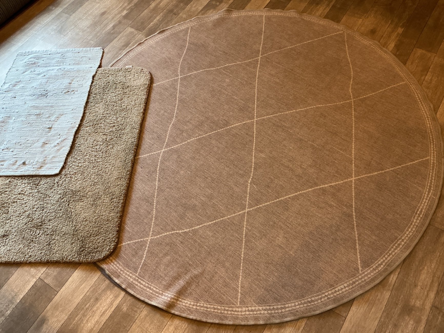 Round gray area rug with white grid pattern - image 3 of 3