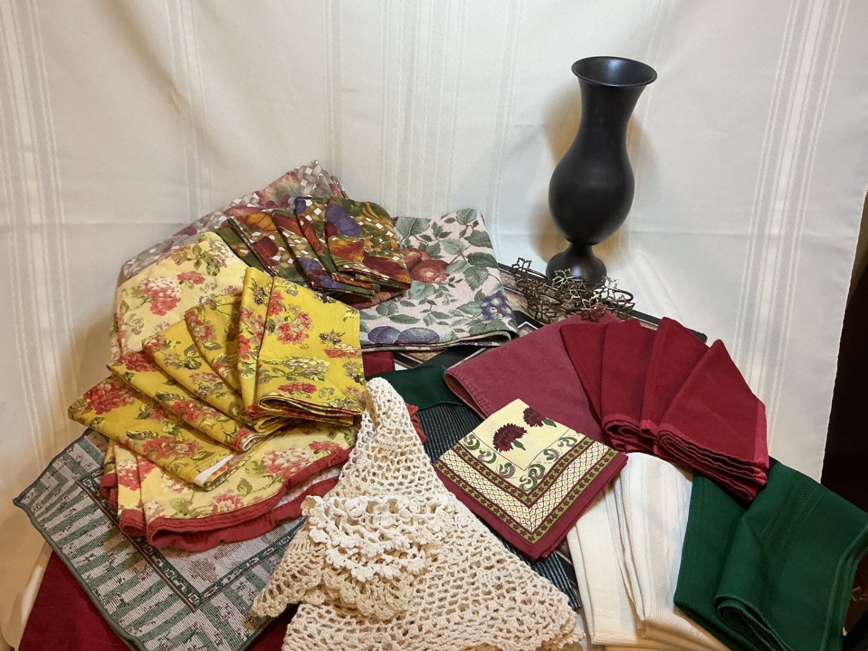 Table linens - image 1 of 8