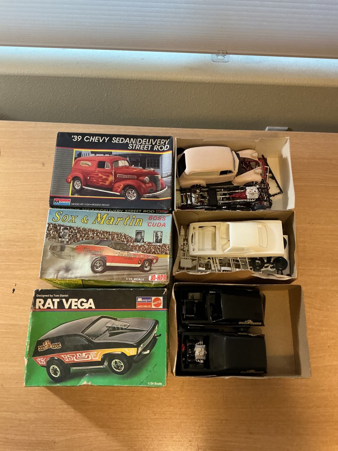 Assorted vintage scale-model car kits and die-cast cars - image 10 of 16