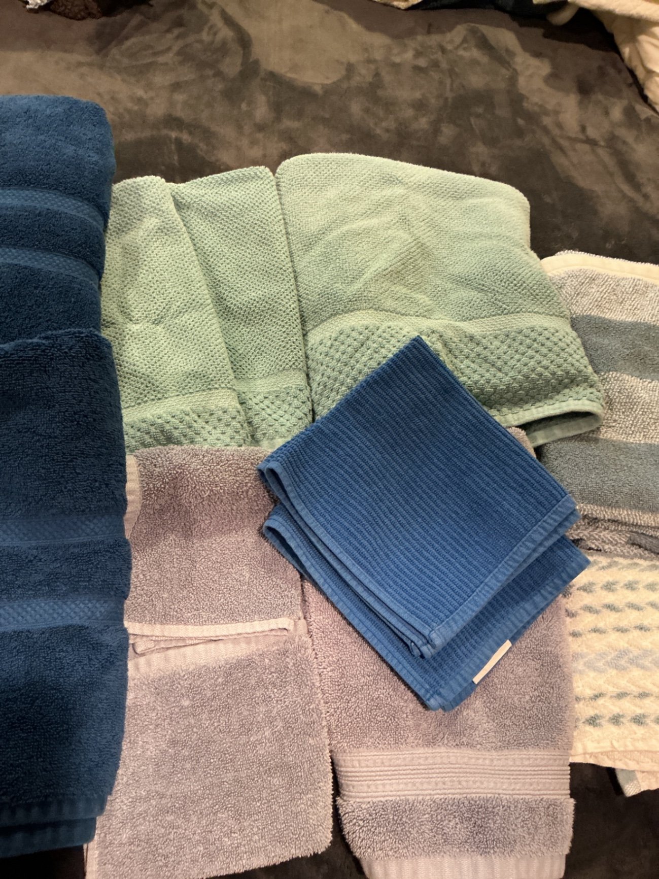 Assorted bath towels and washcloths - image 3 of 4