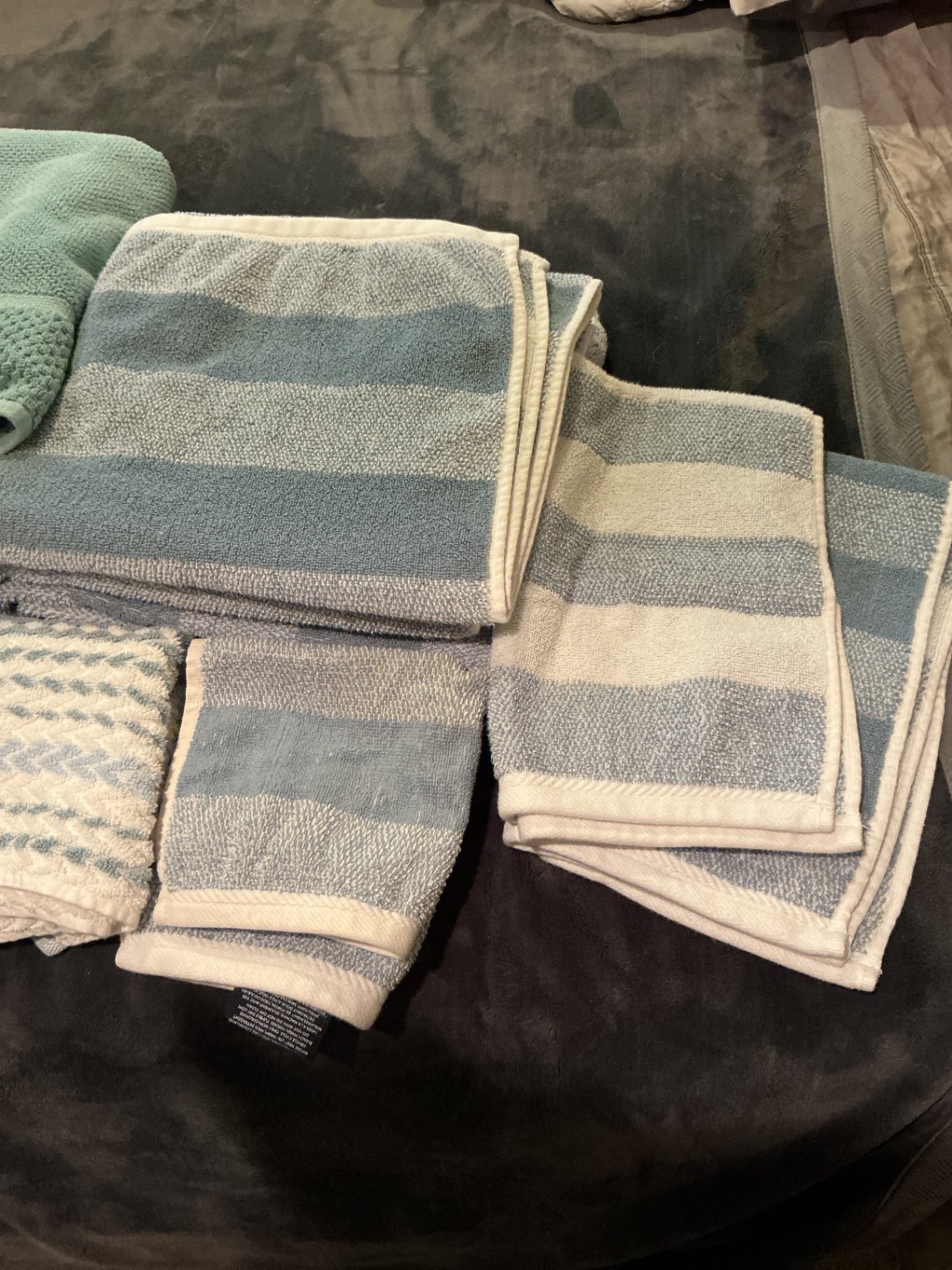 Assorted bath towels and washcloths - image 4 of 4