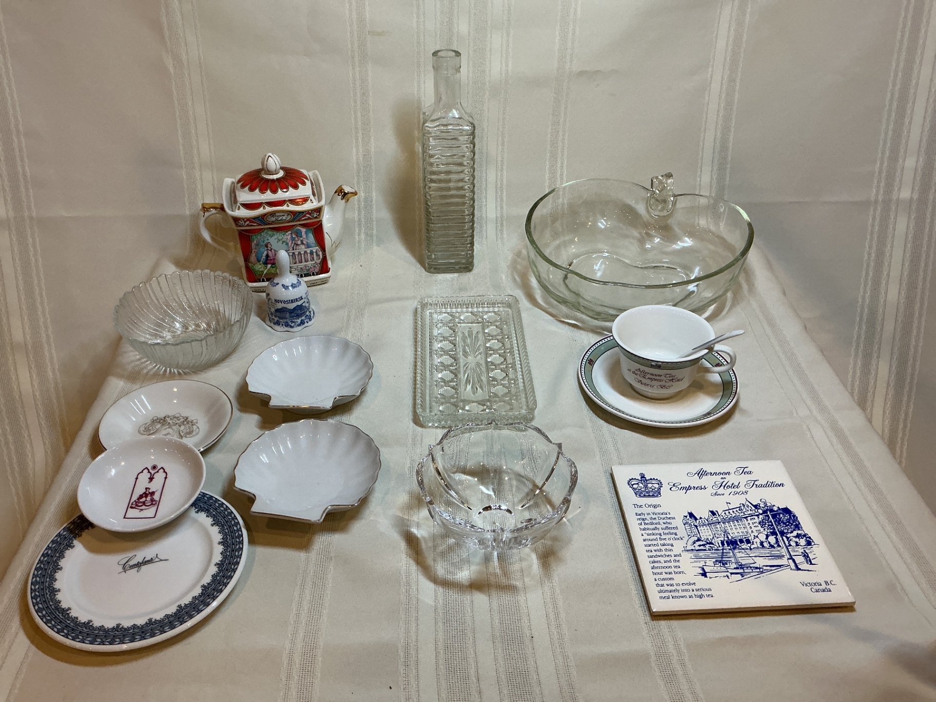 Vintage teaware, glassware and souvenir ceramics collection - image 1 of 7
