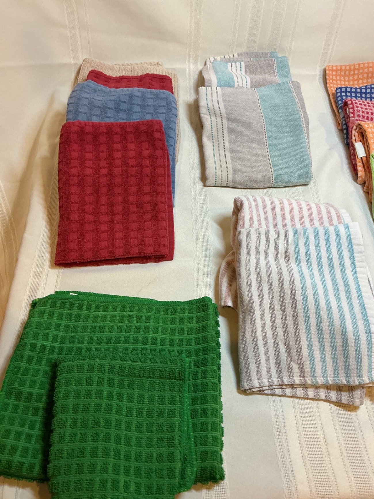 Assorted towels and kitchen linens  - image 4 of 4