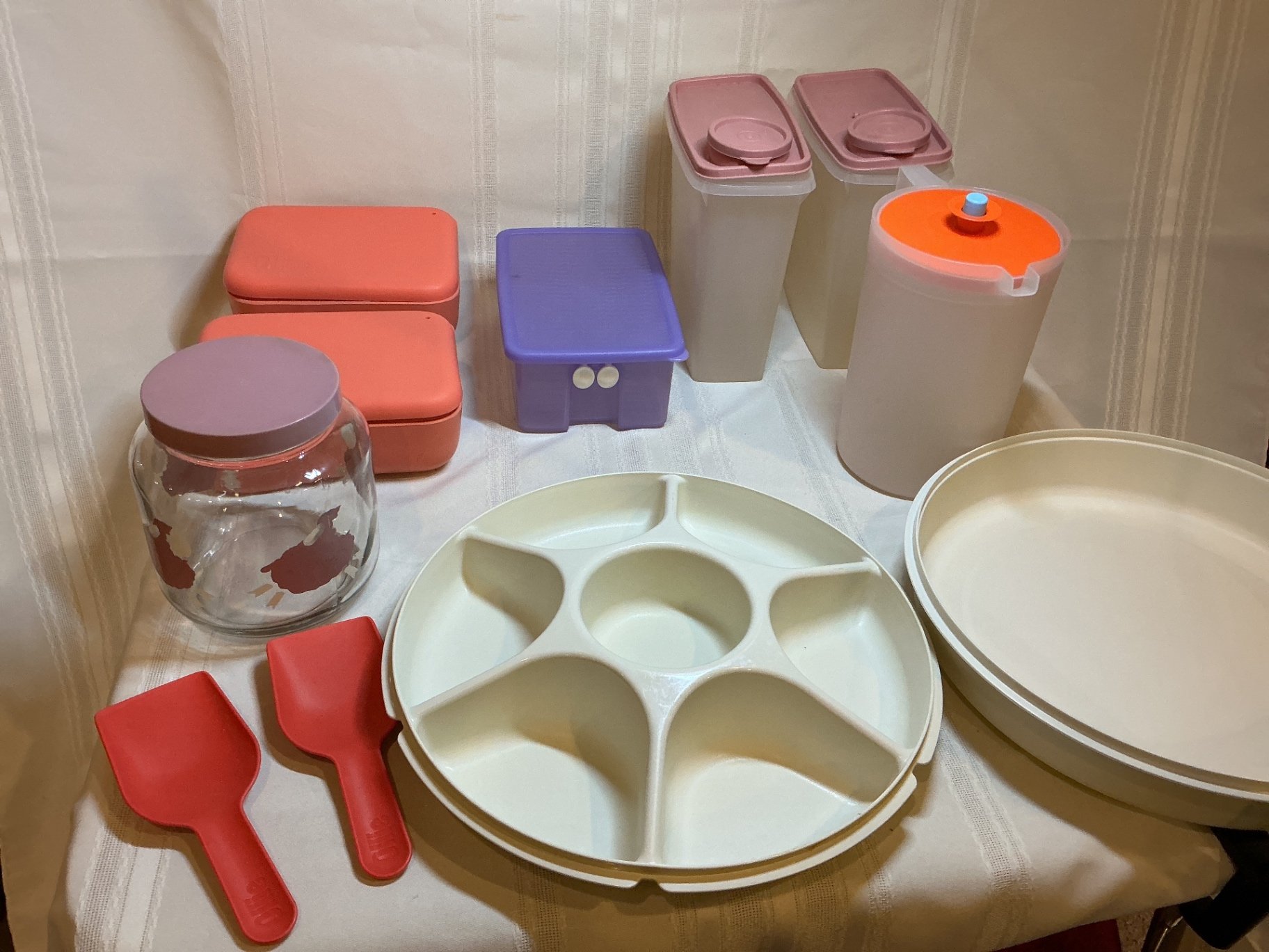Assorted plastic kitchen storage containers and servingware - image 1 of 6