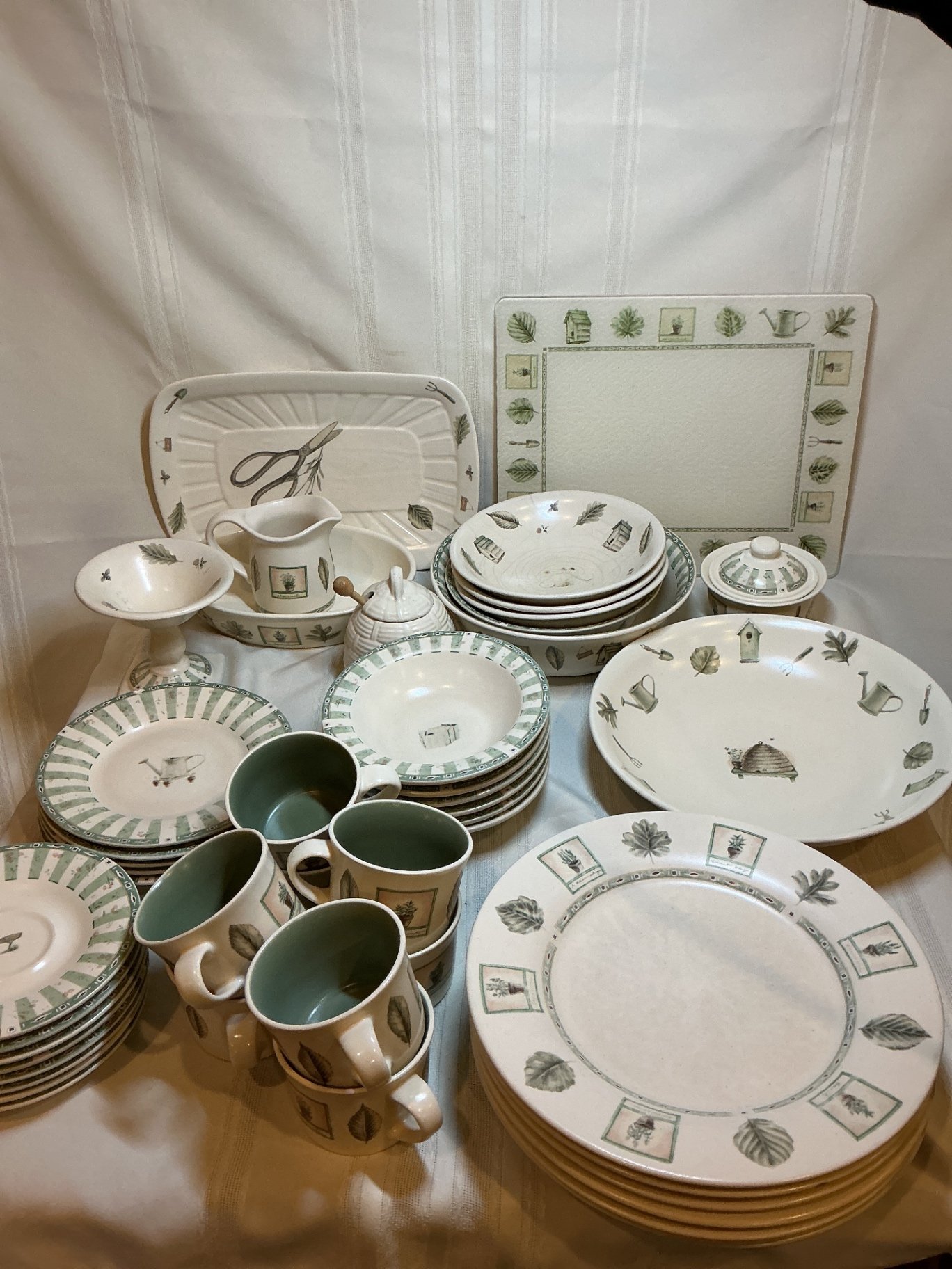 Pfaltzgraff Naturewood Pattern Dinnerware Set with Serving Pieces and table linens - image 1 of 9