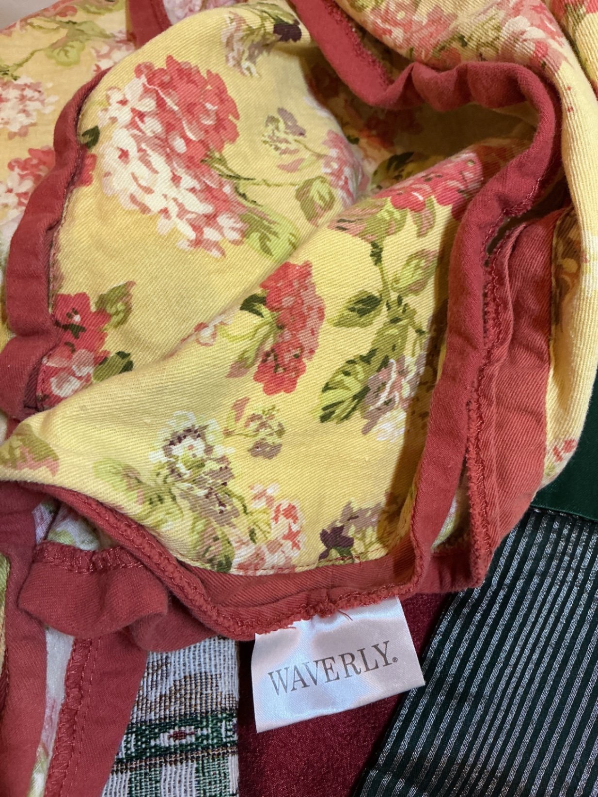 Table linens - image 3 of 8