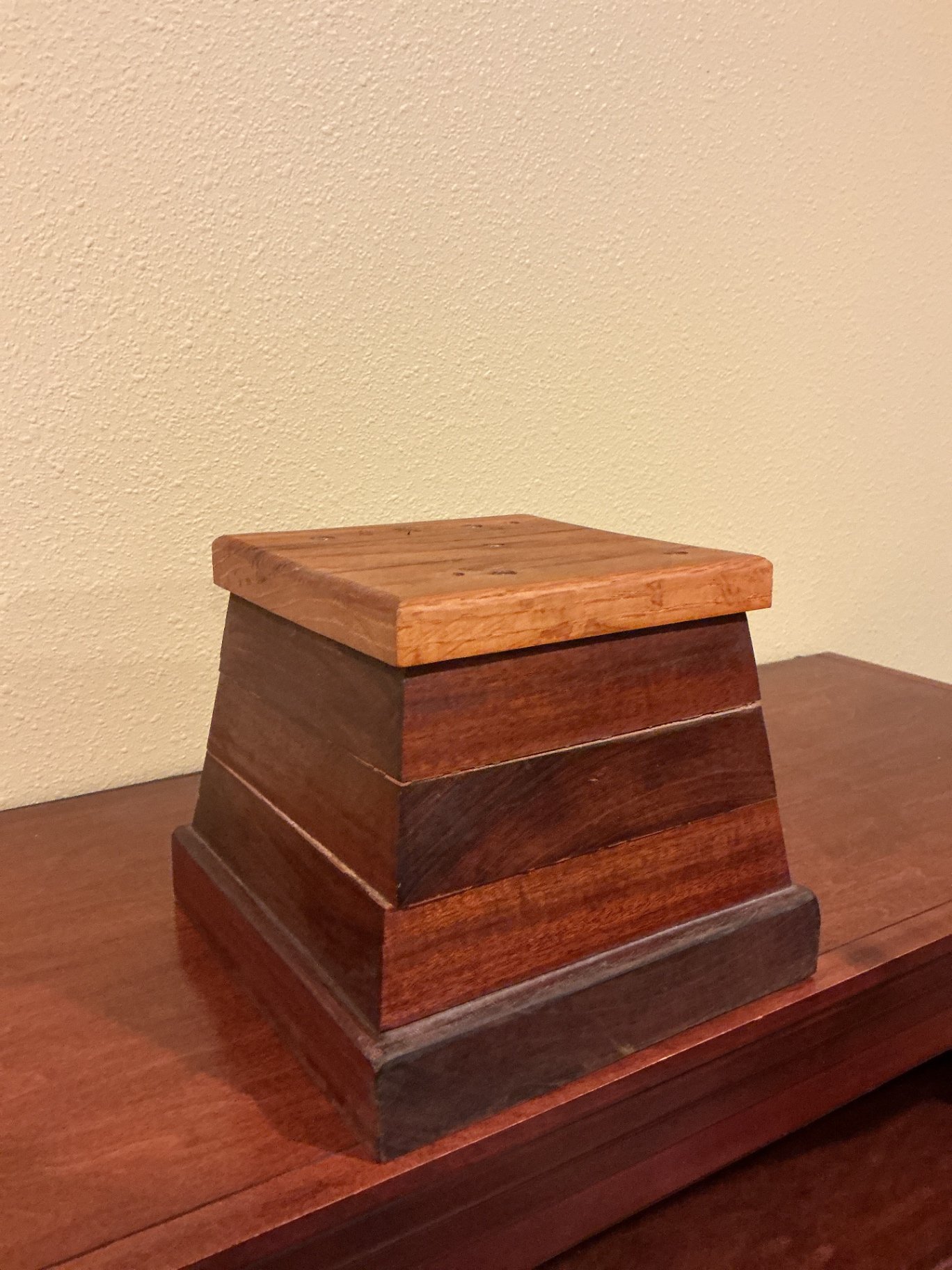 Dark wood bookshelf with five shelves and a stepped pedestal - image 4 of 4