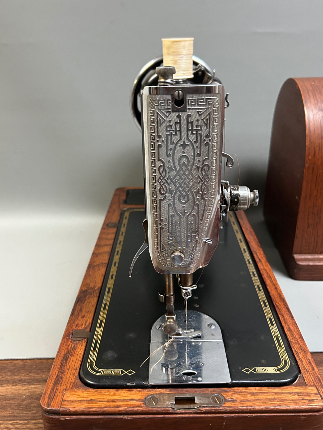 Vintage Singer Sewing Machine 1930s  - image 4 of 5