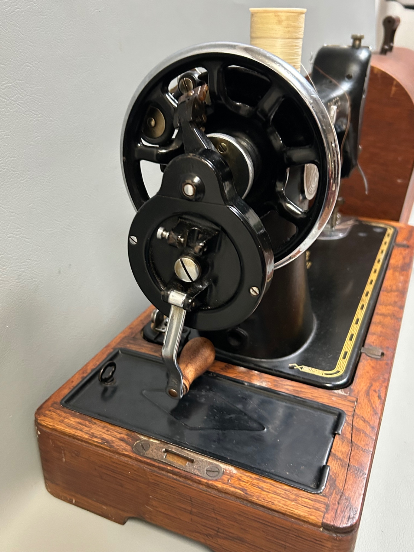 Vintage Singer Sewing Machine 1930s  - image 3 of 5