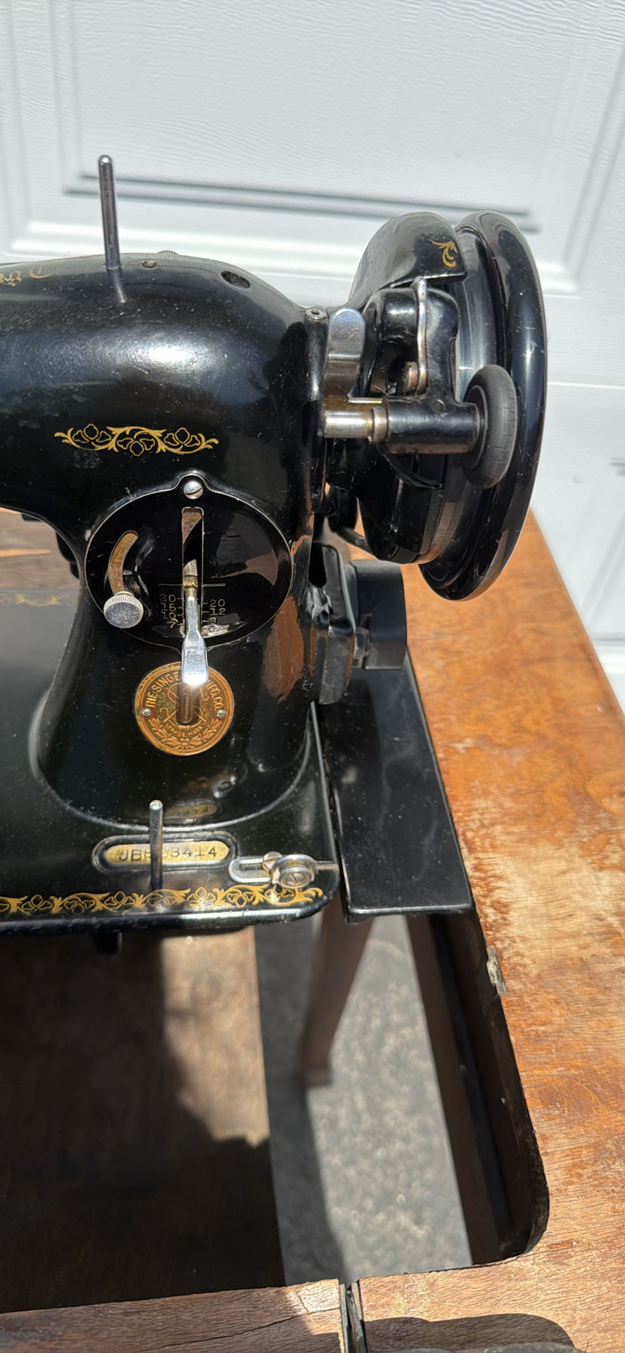 Vintage 1936 Singer 15-91 Sewing Machine Wooden Cabinet - image 21 of 37