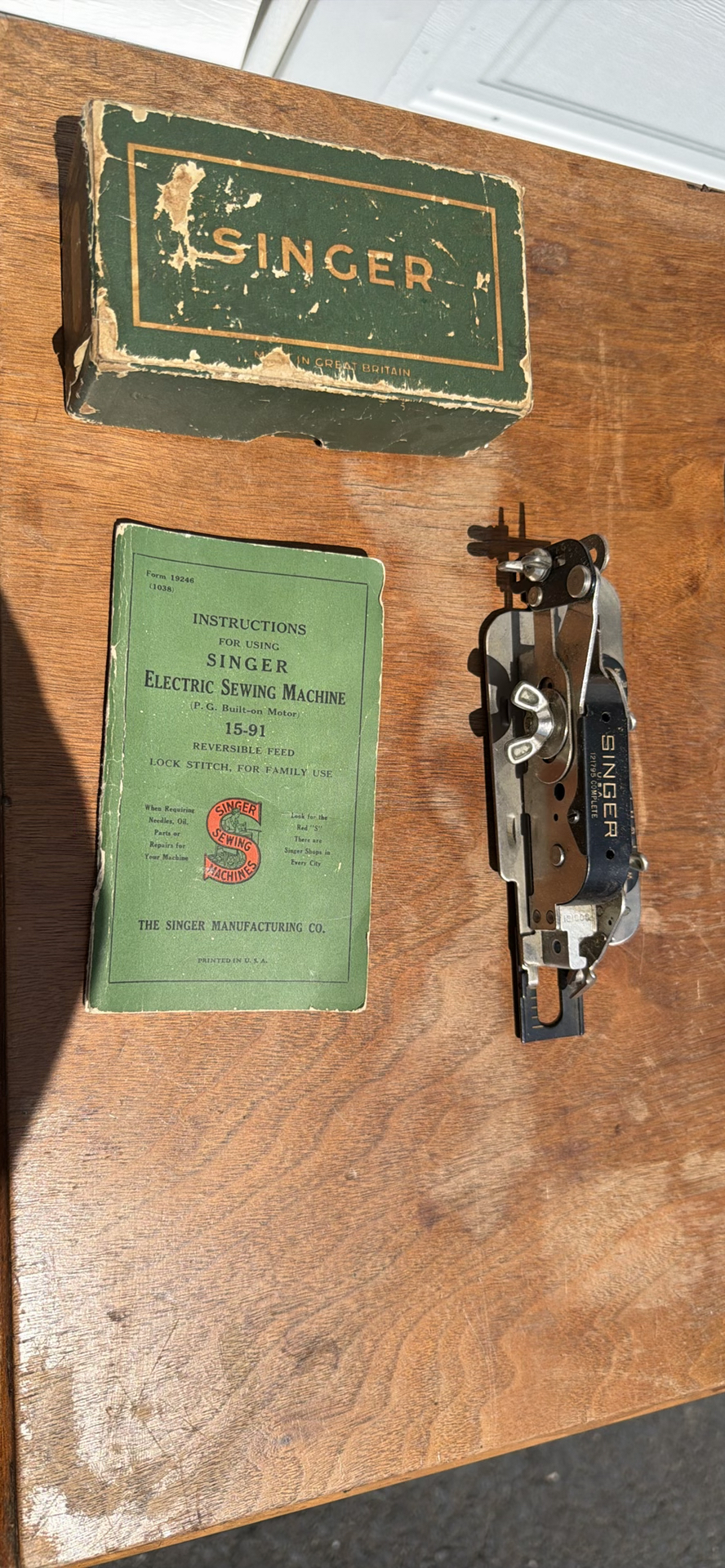 Vintage 1936 Singer 15-91 Sewing Machine Wooden Cabinet - image 29 of 37
