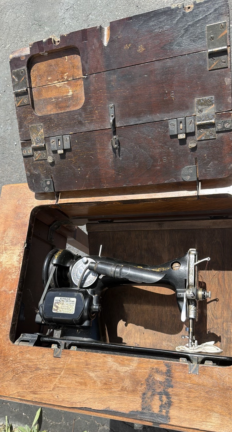 Vintage 1936 Singer 15-91 Sewing Machine Wooden Cabinet - image 14 of 37