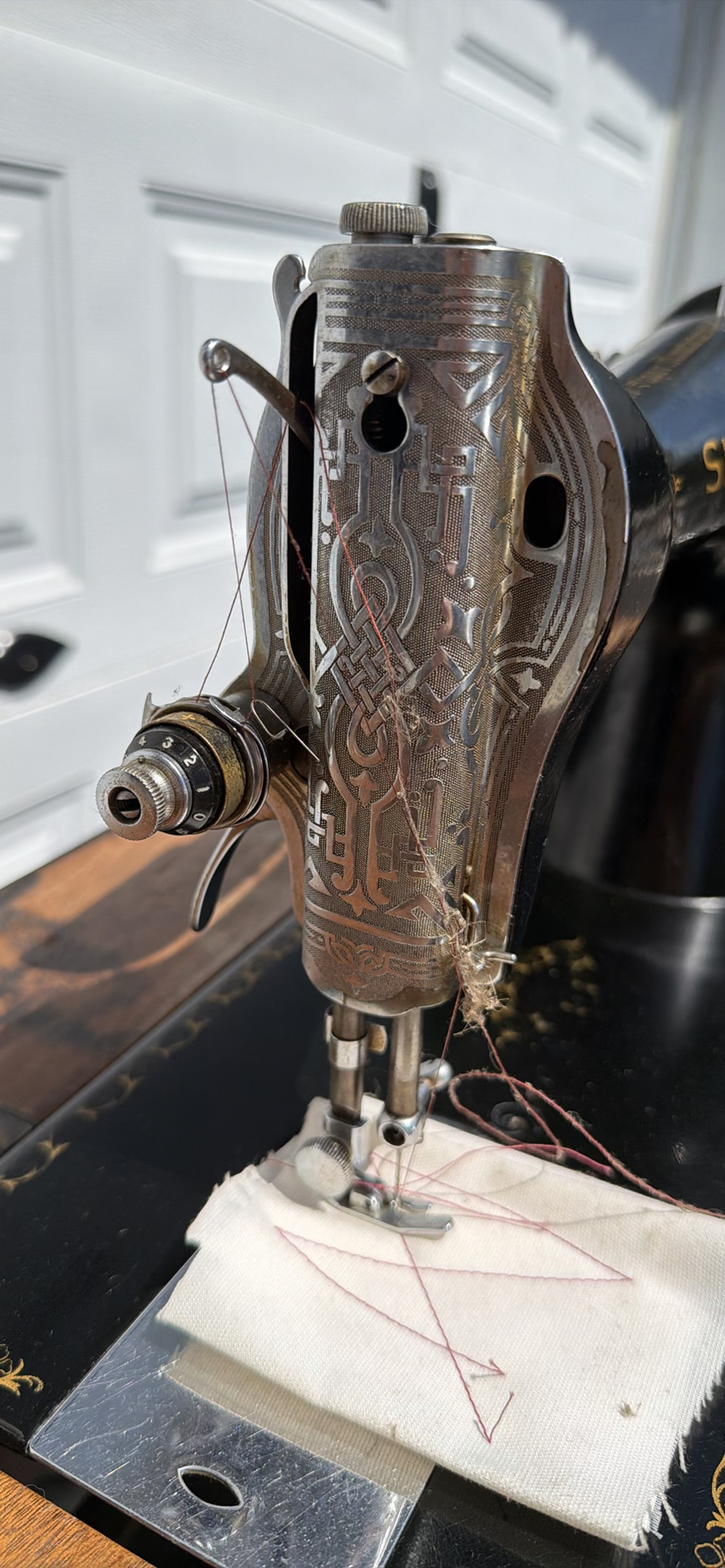 Vintage 1936 Singer 15-91 Sewing Machine Wooden Cabinet - image 10 of 37