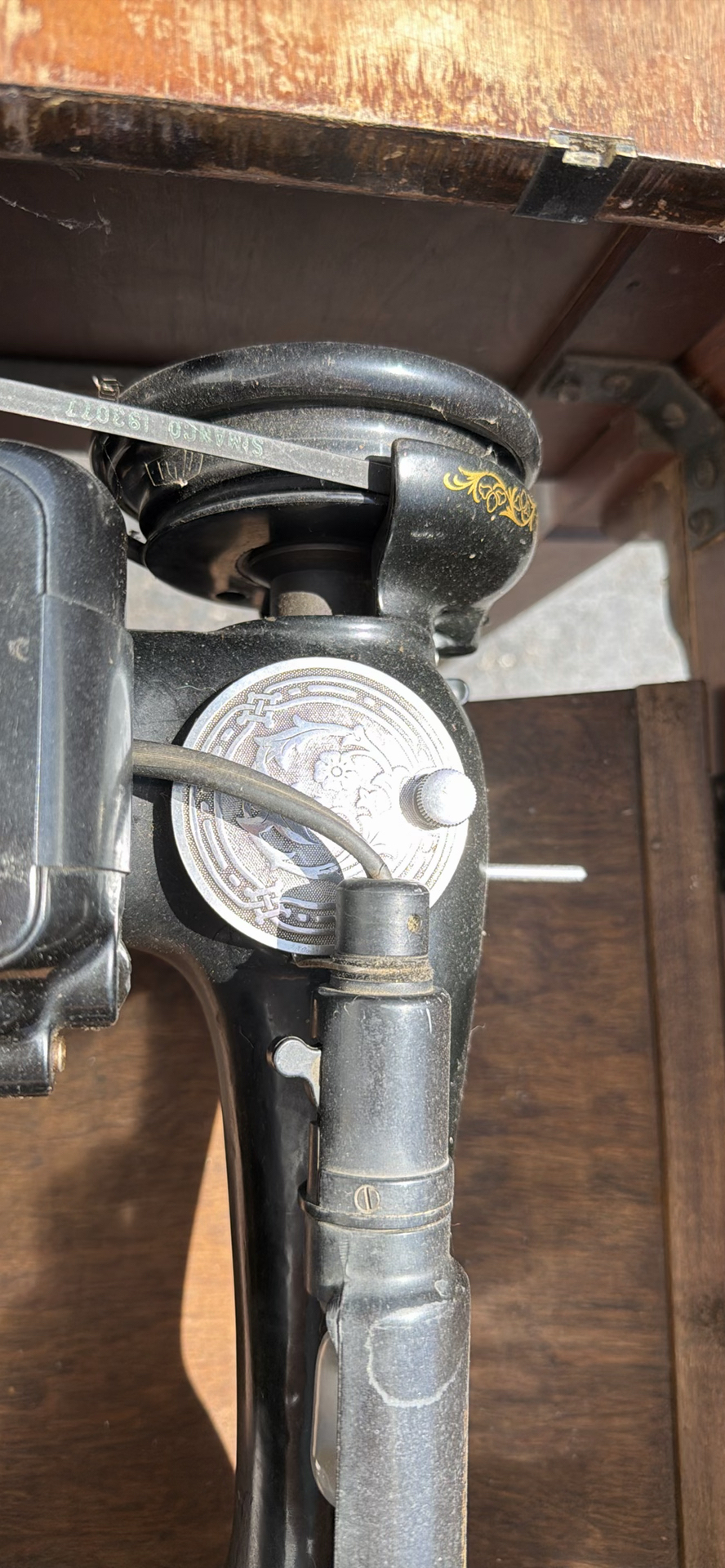 Vintage 1936 Singer 15-91 Sewing Machine Wooden Cabinet - image 18 of 37