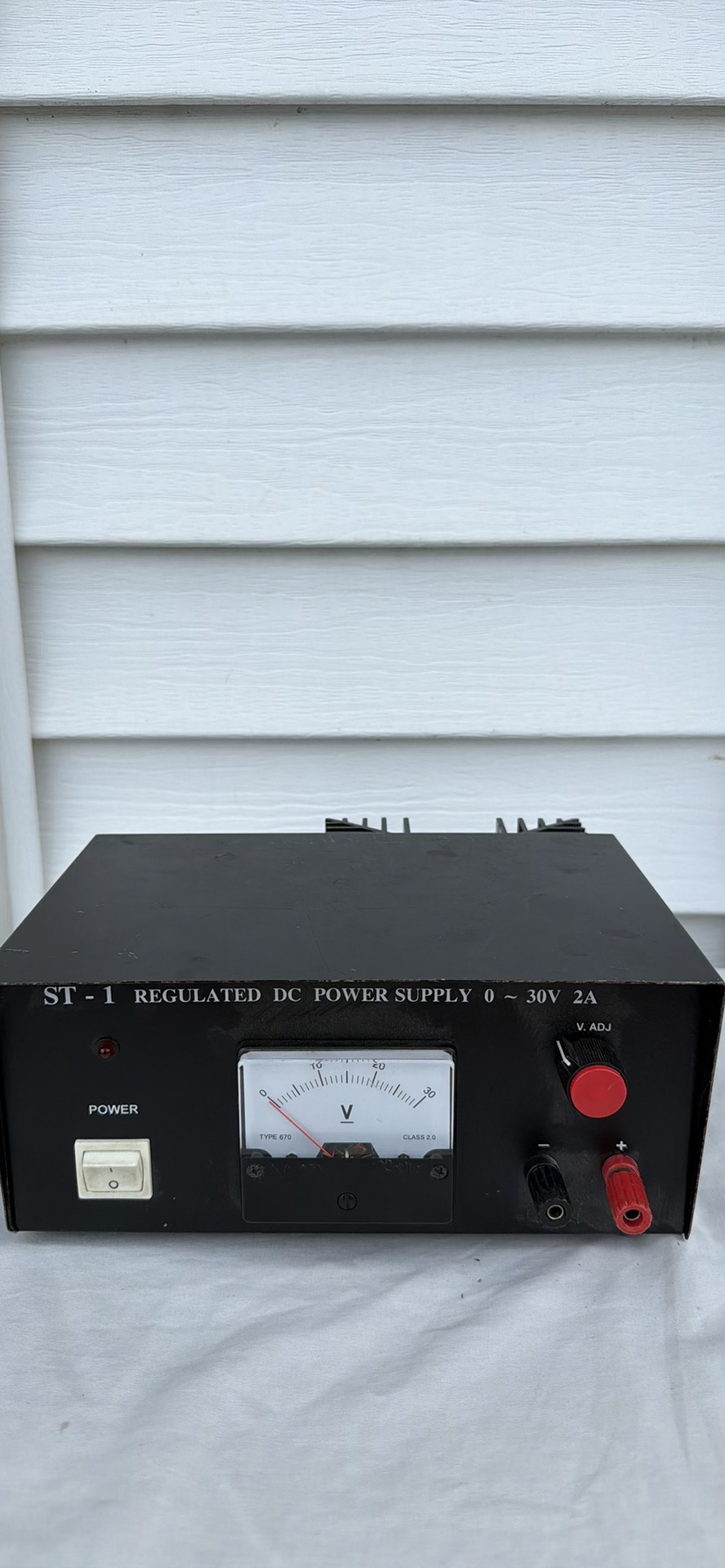 ST-1 Regulated DC Power Supply 0–30V 2A - image 2 of 7
