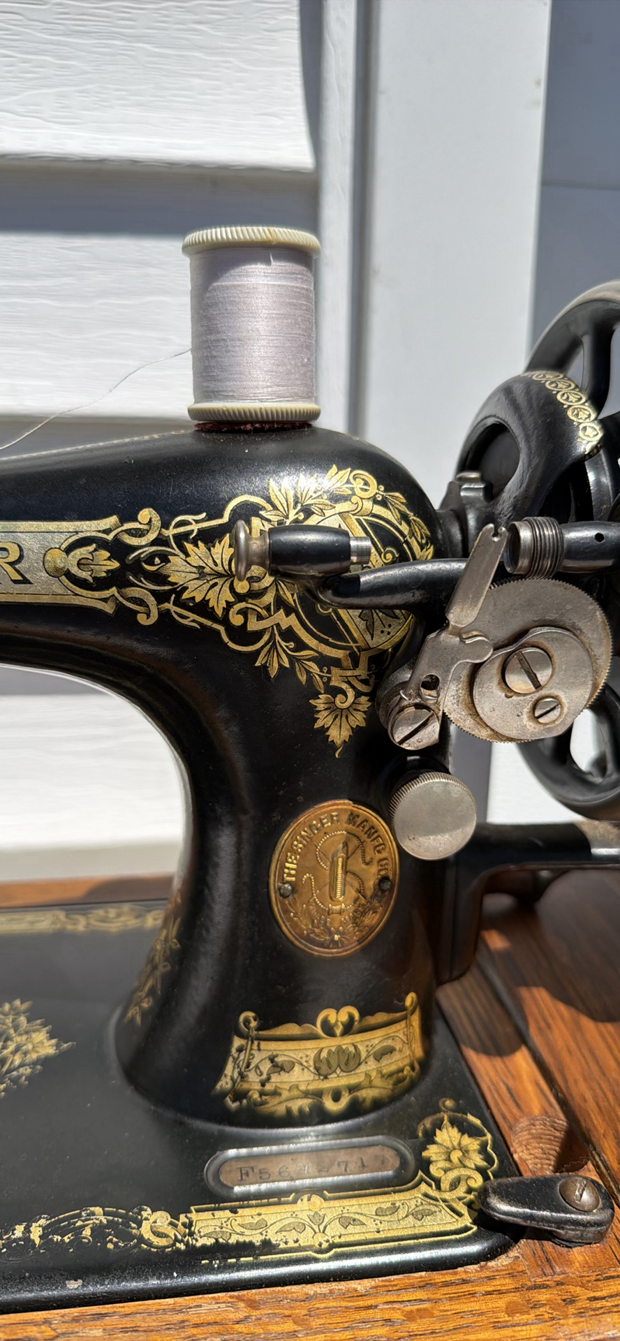 Antique Singer Sewing Machine with Bentwood Case - image 15 of 27