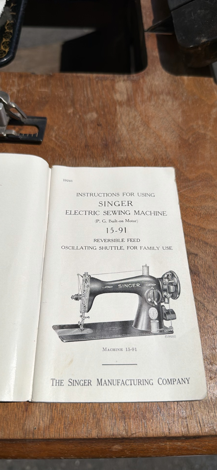 Vintage 1936 Singer 15-91 Sewing Machine Wooden Cabinet - image 5 of 37