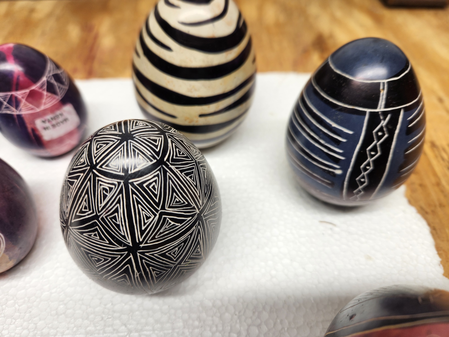 Kenyan Kisii etched & painted stone eggs - image 5 of 8
