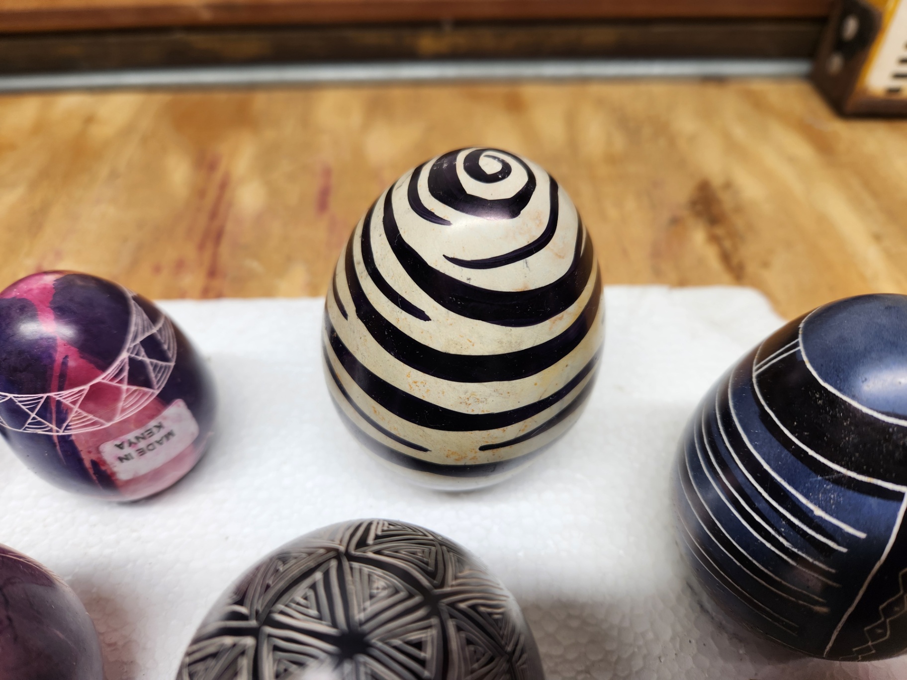Kenyan Kisii etched & painted stone eggs - image 6 of 8