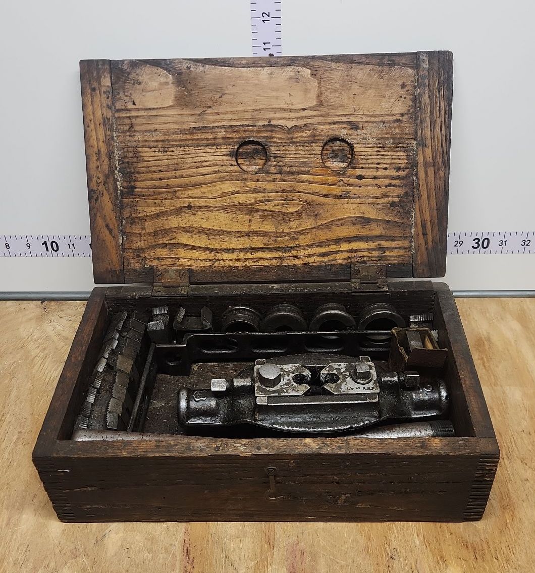 Vintage Armstrong Bridgeport Pipe Threader Set - image 1 of 12