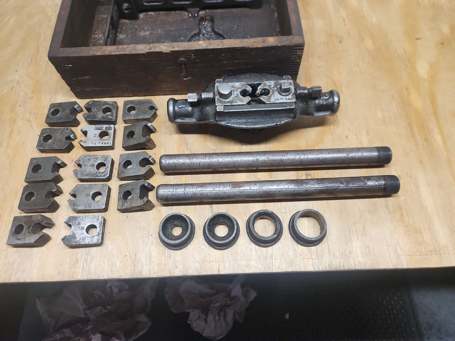 Vintage Armstrong Bridgeport Pipe Threader Set - image 3 of 12