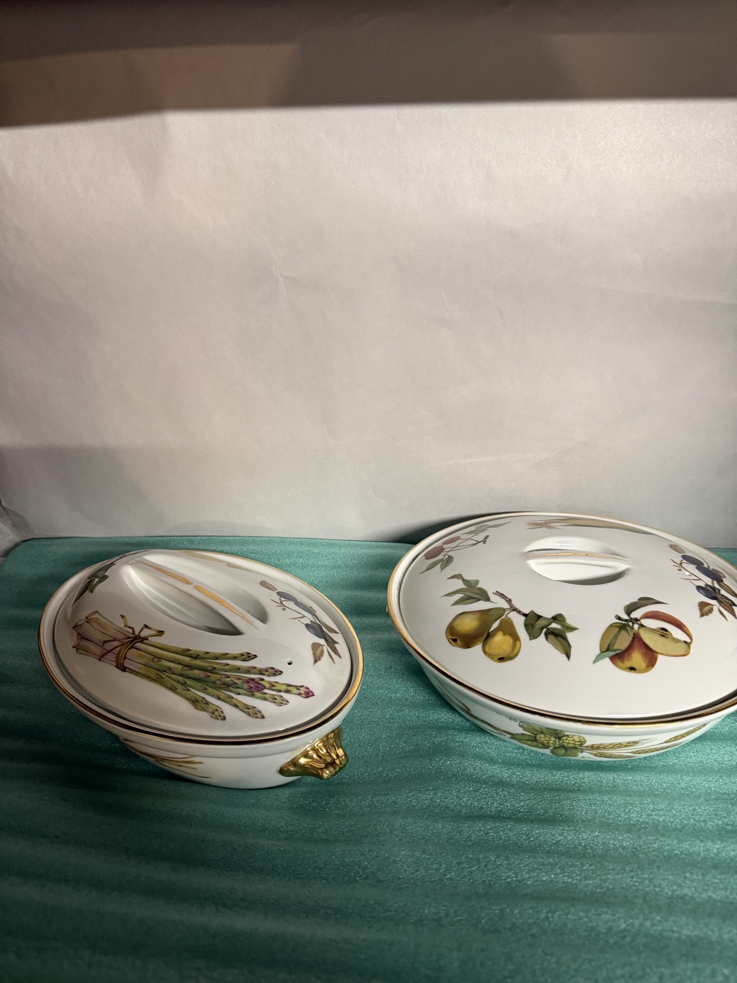 Royal Worcester porcelain lidded bowls and covered dishes with fruit and asparagus motifs - image 5 of 10