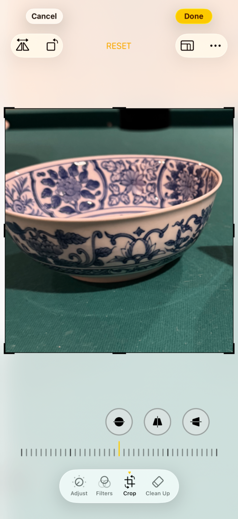 Blue-and-white porcelain bowl and Danish Mother's Day plate (Mors Dag 1972) - image 2 of 6