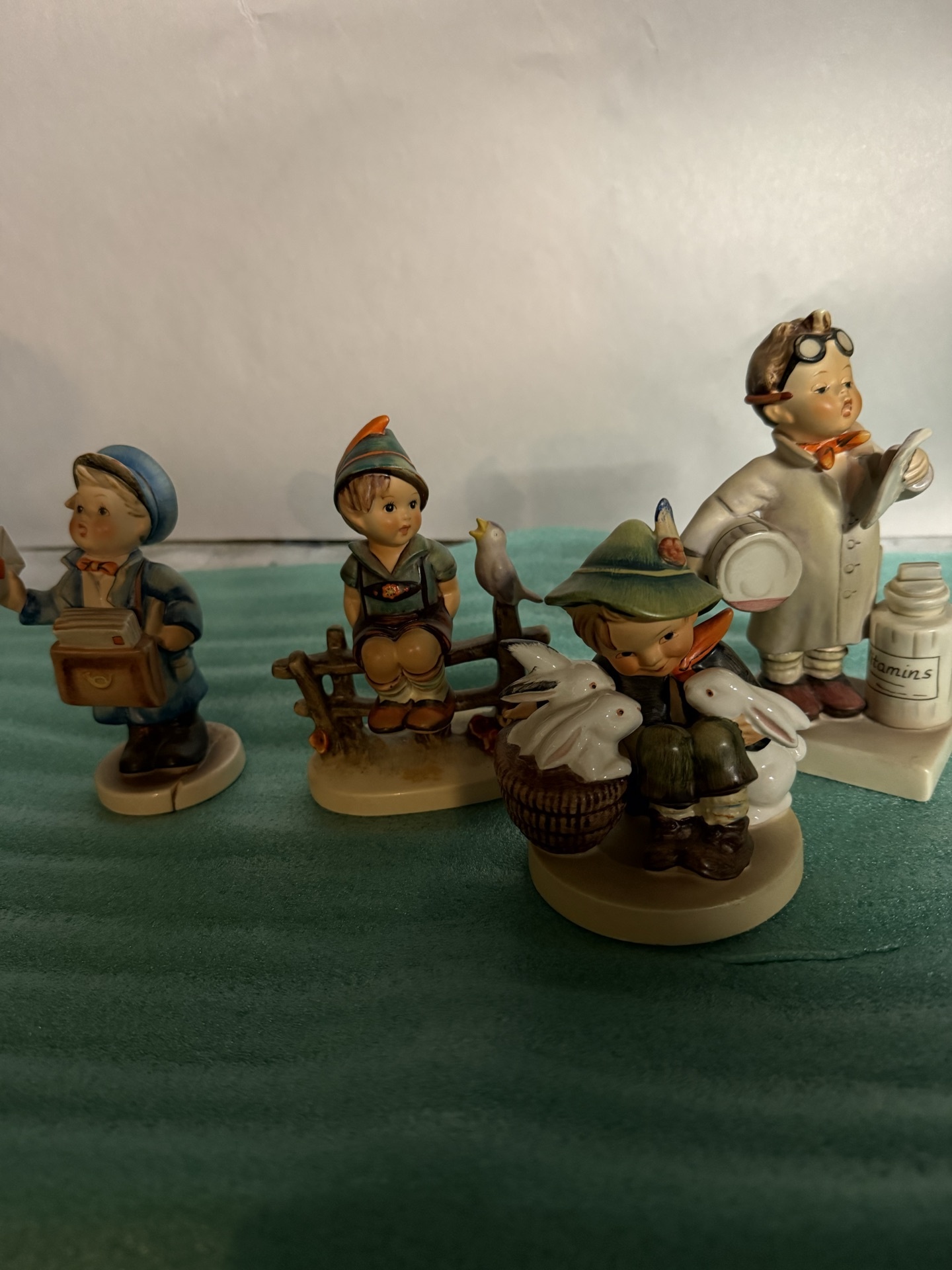 Assorted porcelain figurine set - image 1 of 8