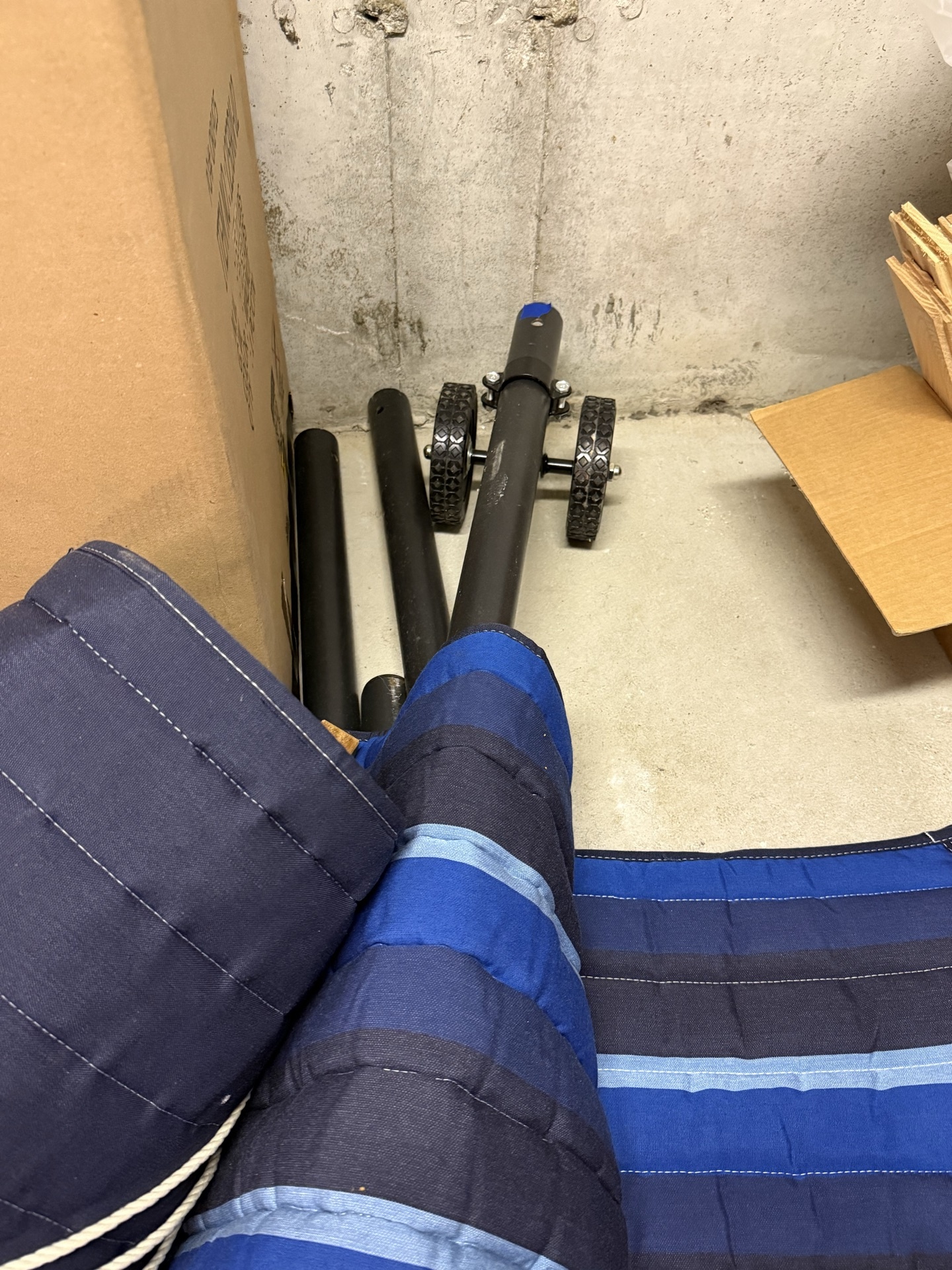 Hammock set with stand and wheel kit with brochures - image 2 of 6