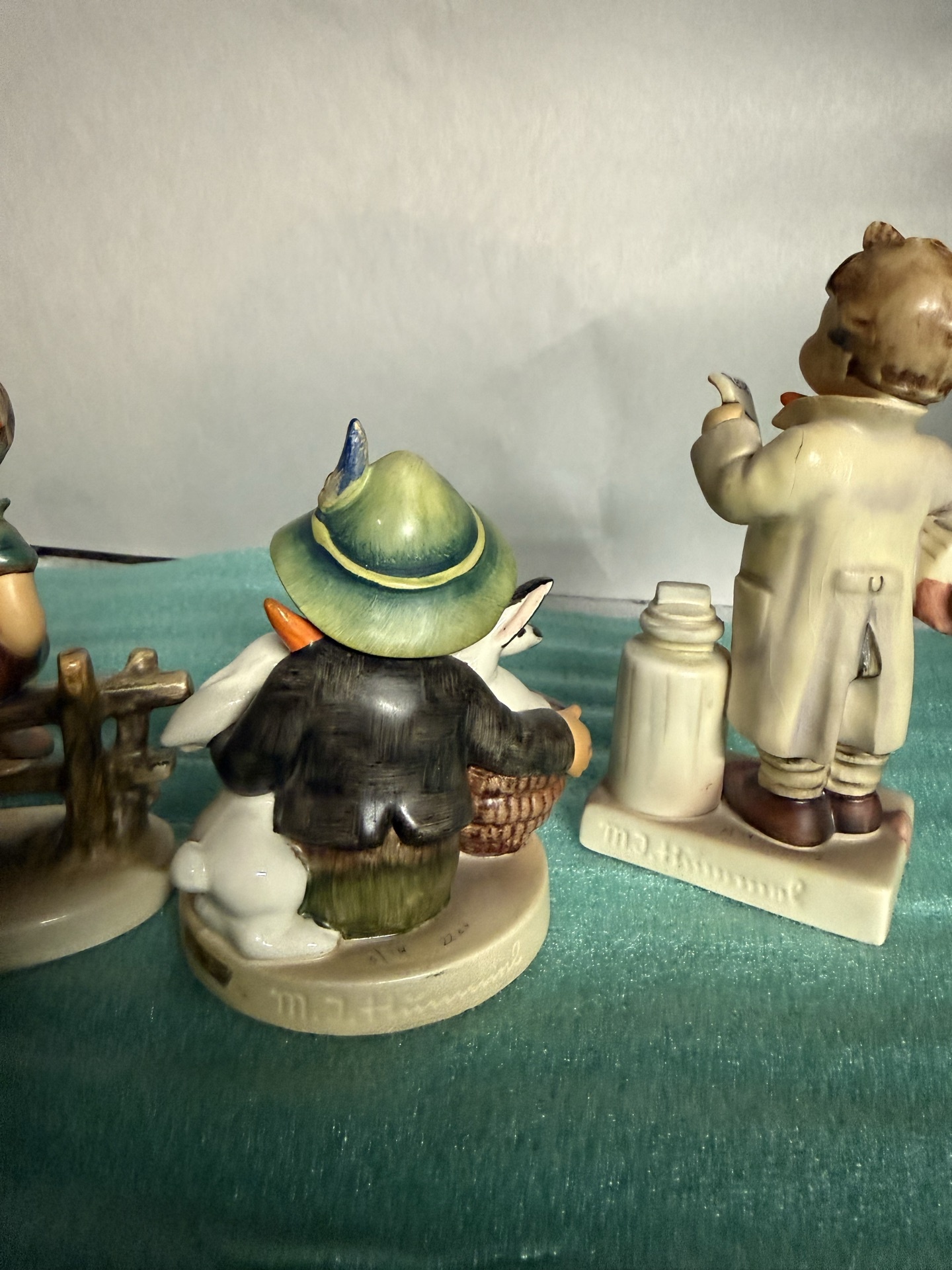 Assorted porcelain figurine set - image 5 of 8