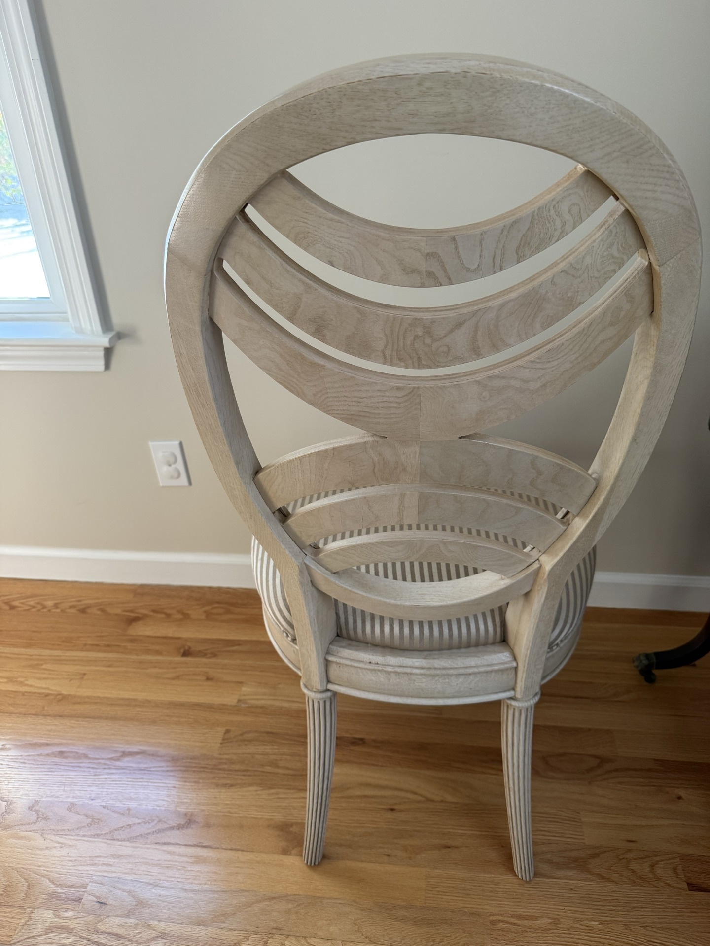 Oval dining table with pedestal base and 6 upholstered chairs - image 6 of 8