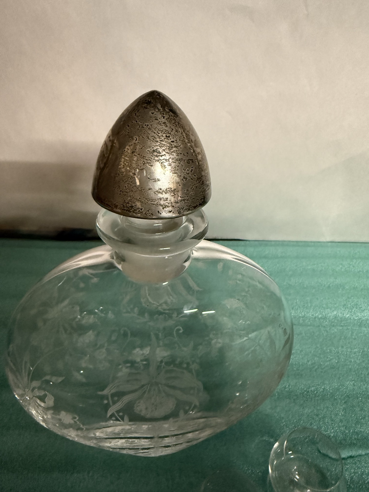 Antique etched glass decanter with six mini glasses - image 2 of 3