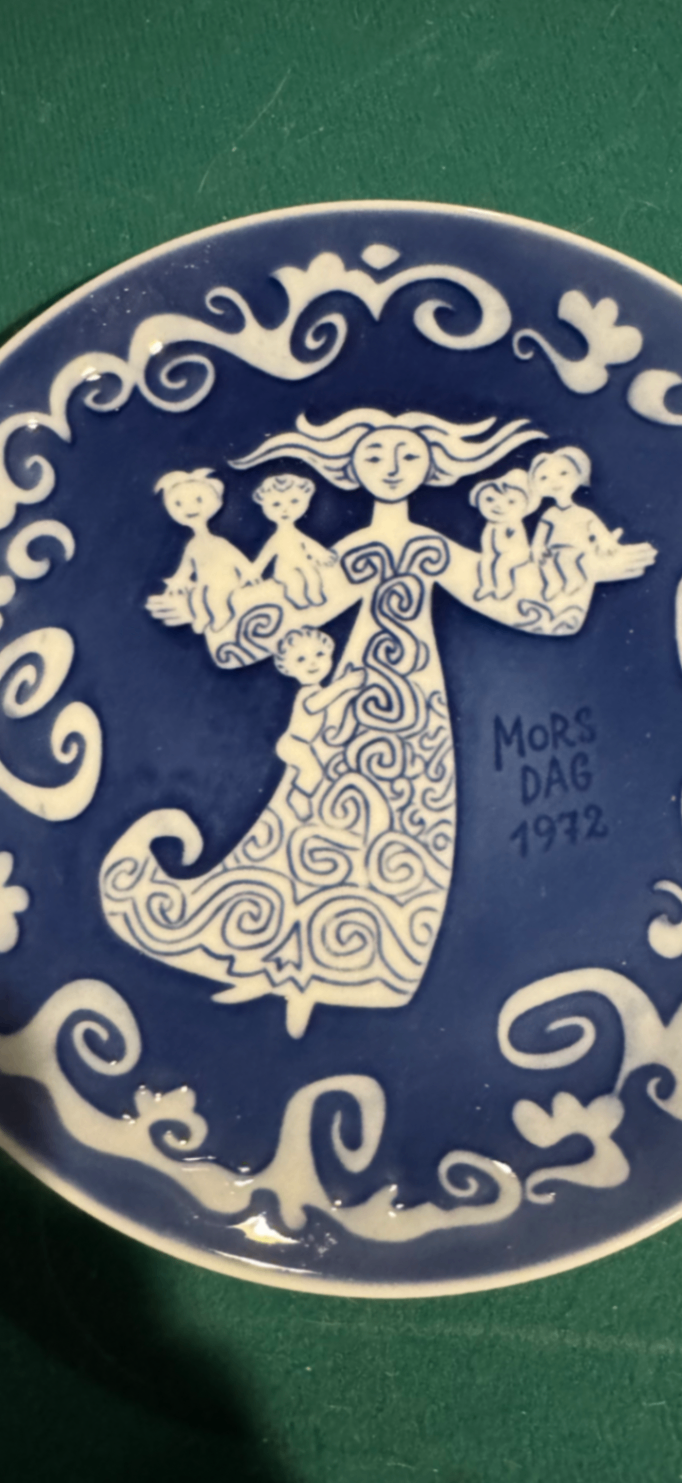 Blue-and-white porcelain bowl and Danish Mother's Day plate (Mors Dag 1972) - image 6 of 6