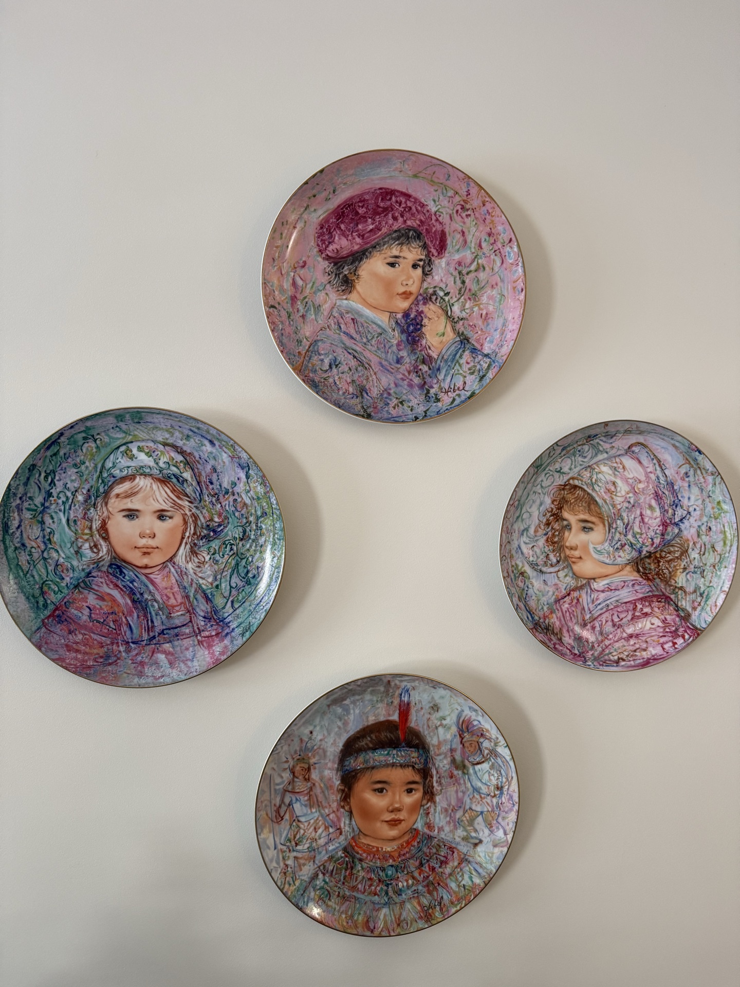 Set of five decorative portrait porcelain plates - image 1 of 6