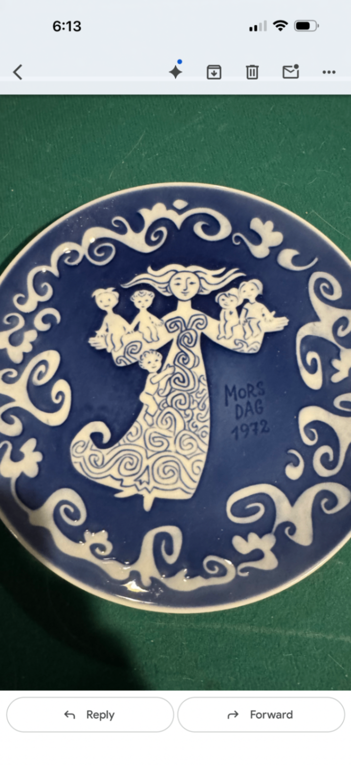Blue-and-white porcelain bowl and Danish Mother's Day plate (Mors Dag 1972) - image 3 of 6