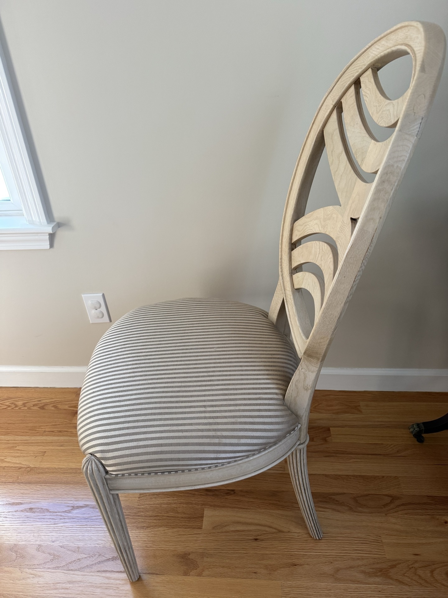 Oval dining table with pedestal base and 6 upholstered chairs - image 5 of 8