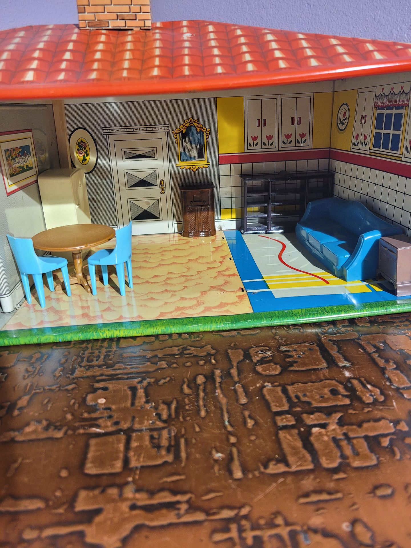 Tin Toy Doll House With Furniture. #1 - image 2 of 6