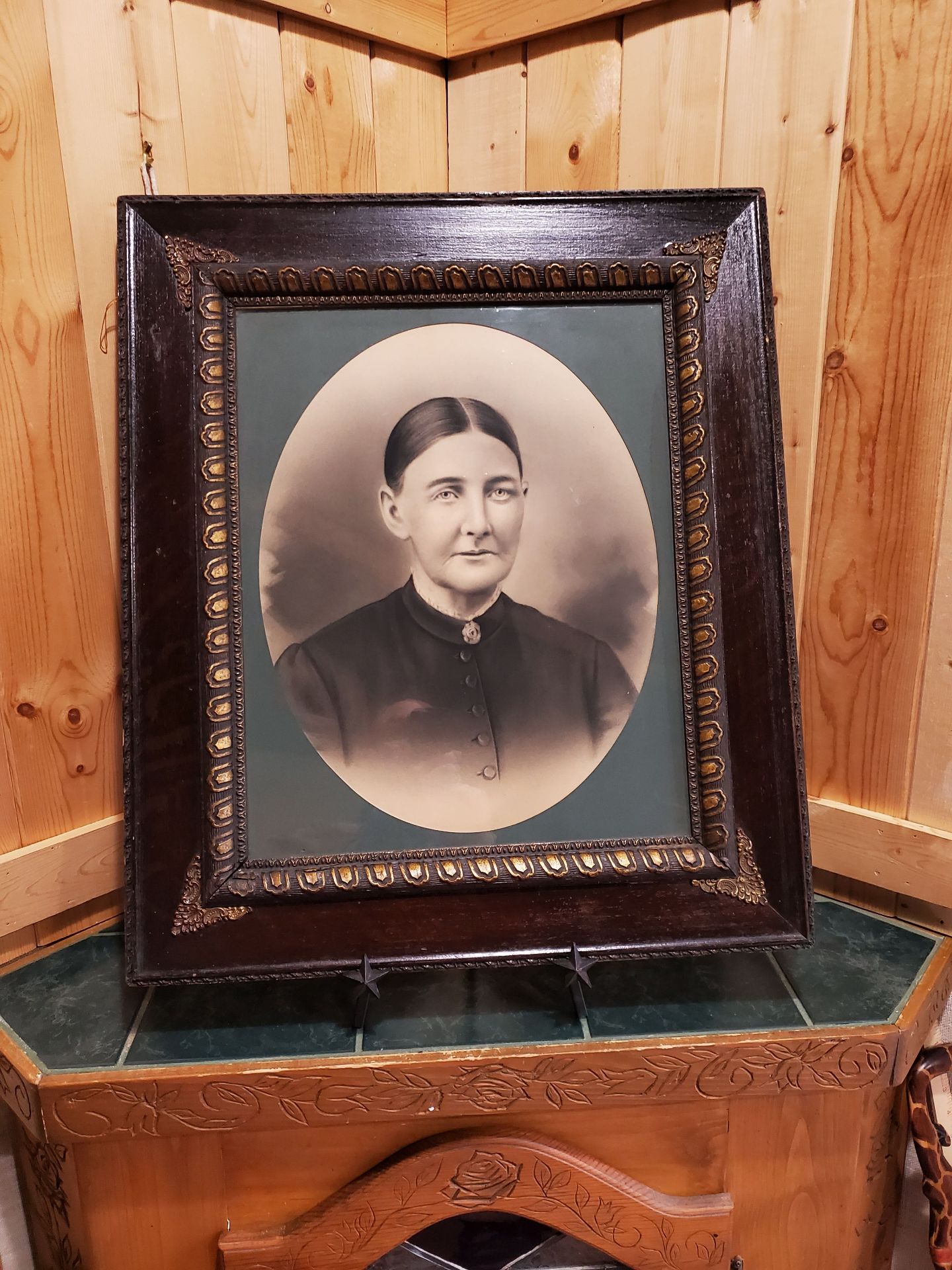 Antique Picture Frame With Instant Family History - image 1 of 11