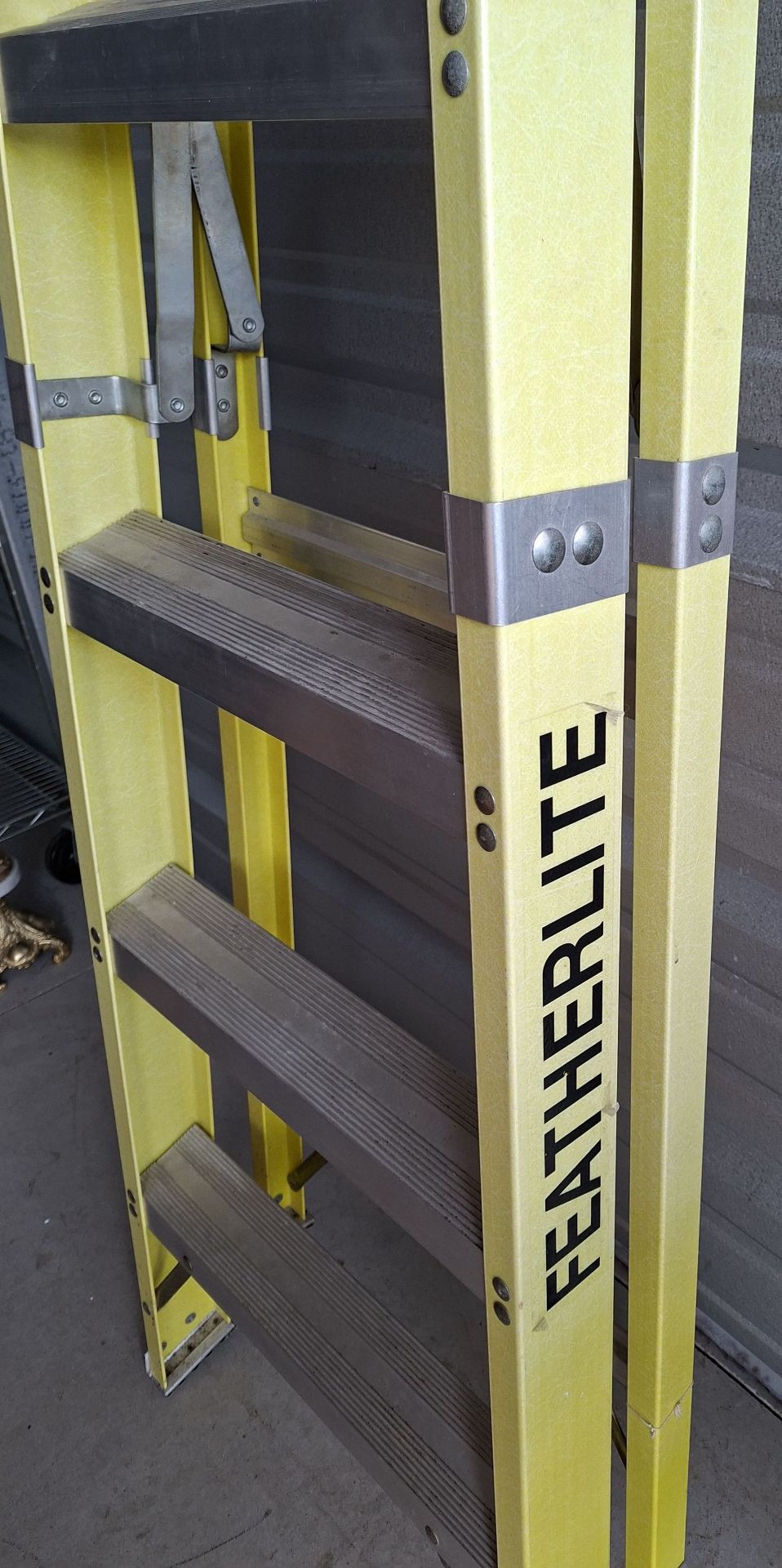 Featherlite Folding Step Ladder, 300lbs Load Rating,  Heavy Duty - image 3 of 7